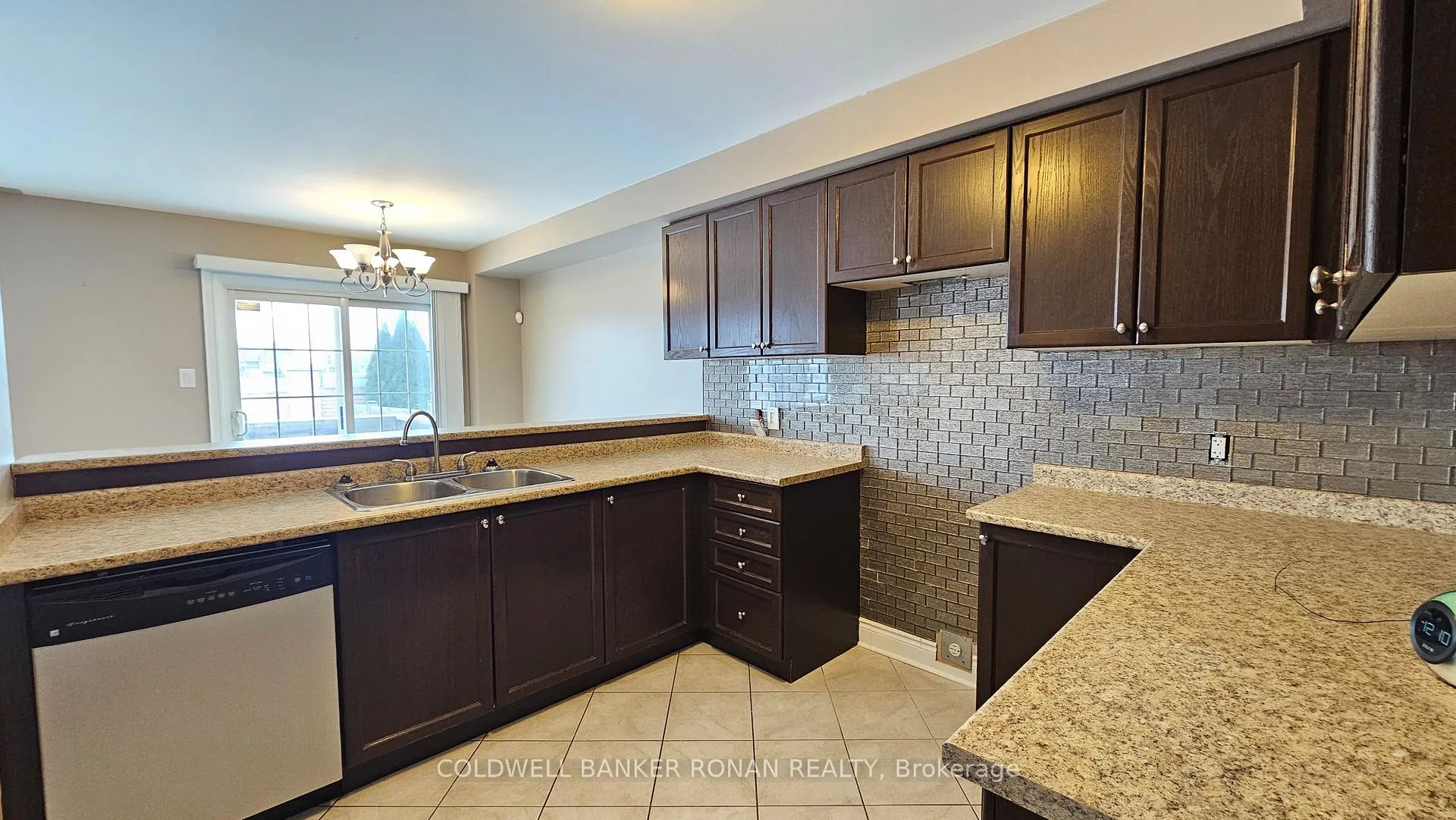 Photo 11 of 116 Tomabrook Crescent, Brampton, Sandringham-Wellington North — HOMEH
