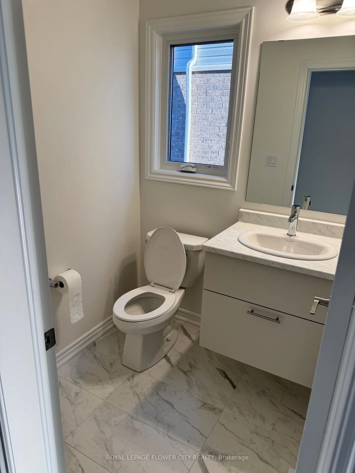 Photo 2 of 142 Greer Street, Barrie, Rural Barrie Southeast — HOMEH