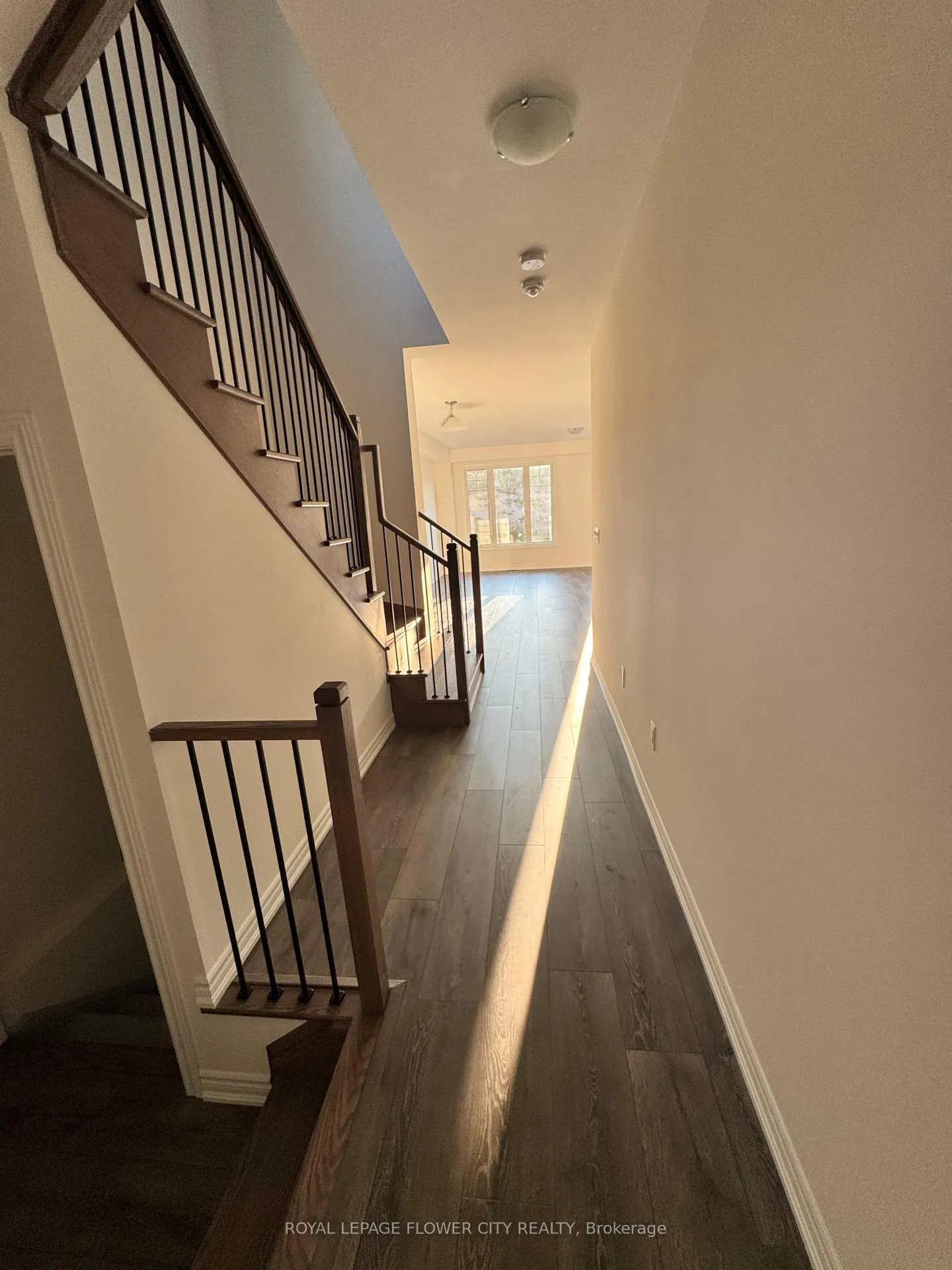 Photo 3 of 142 Greer Street, Barrie, Rural Barrie Southeast — HOMEH