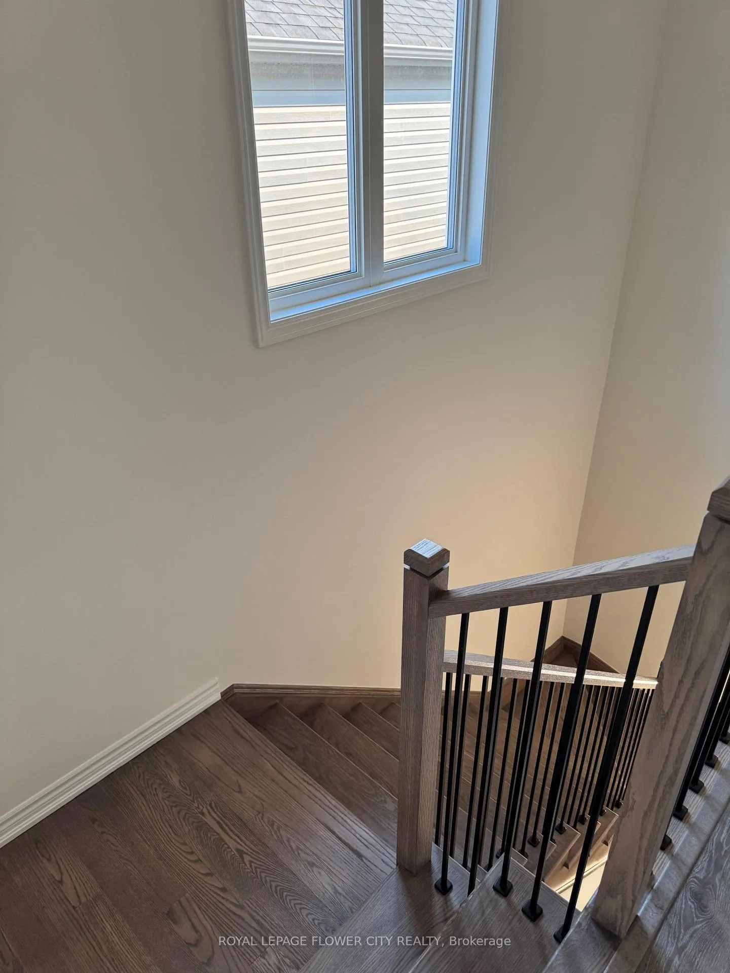 Photo 4 of 142 Greer Street, Barrie, Rural Barrie Southeast — HOMEH