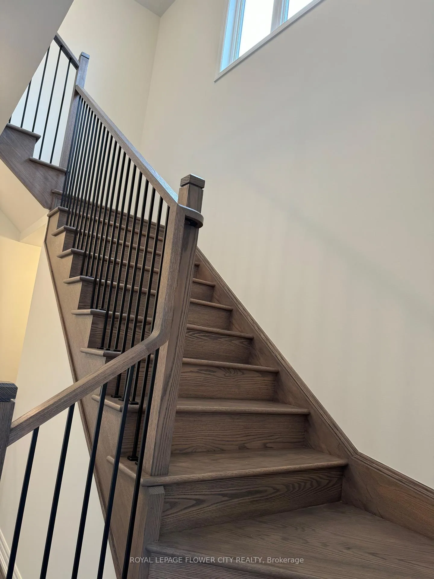 Photo 8 of 142 Greer Street, Barrie, Rural Barrie Southeast — HOMEH