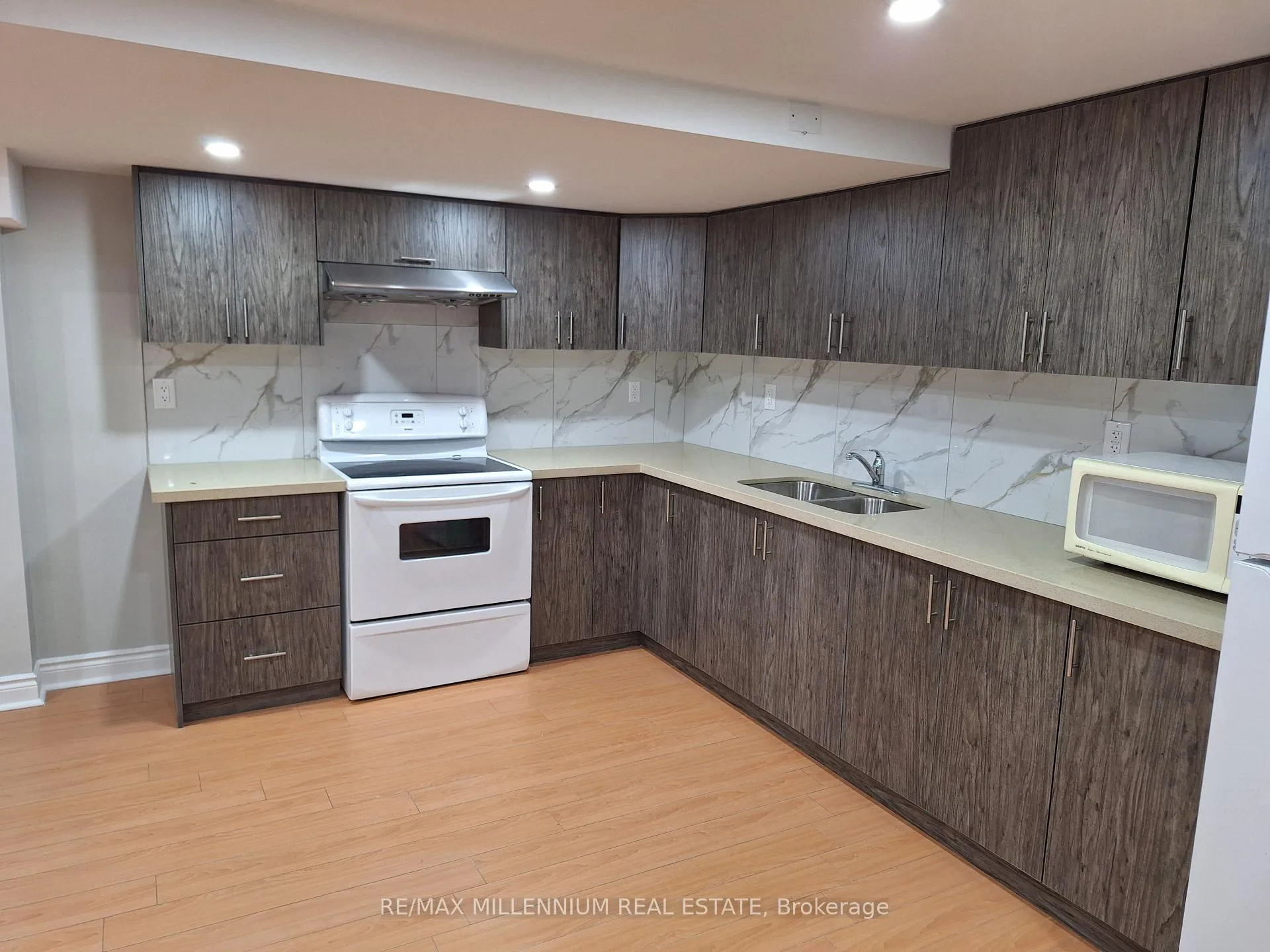 Photo 3 of 14 Freshspring Drive, Brampton, Sandringham-Wellington — HOMEH