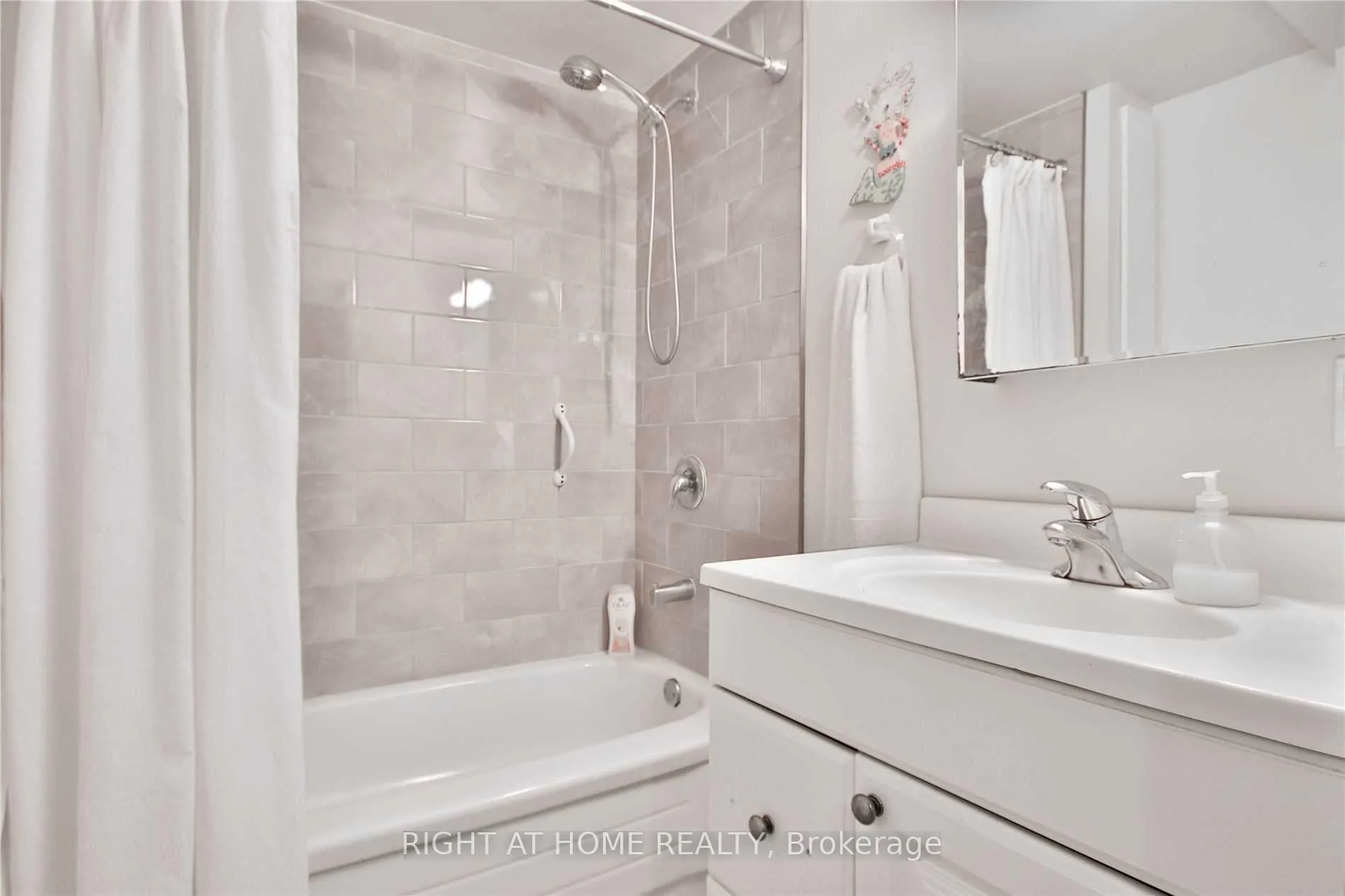 Photo 26 of 10 Jacwin Drive, Ajax, Central West — HOMEH