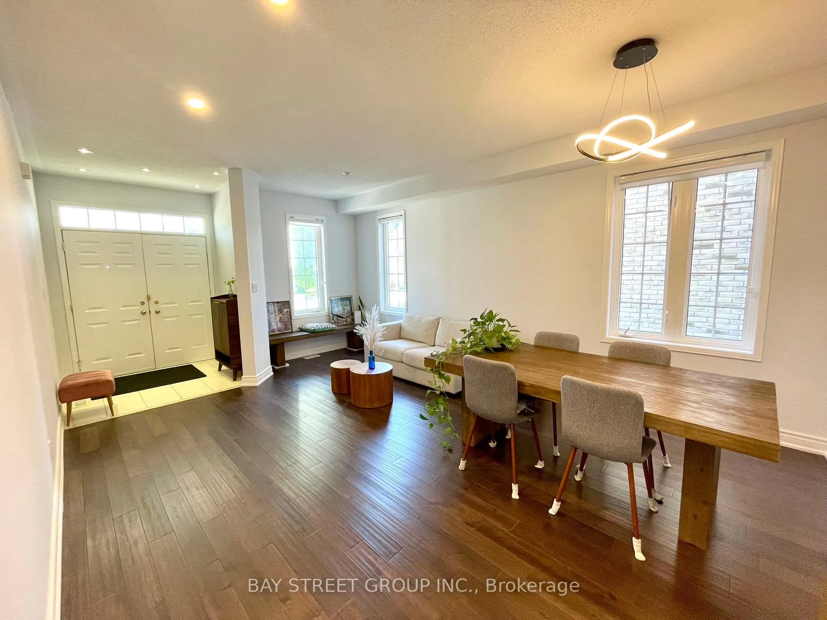 Photo 2 of 54 Castleglen Boulevard, Markham, Berczy — HOMEH