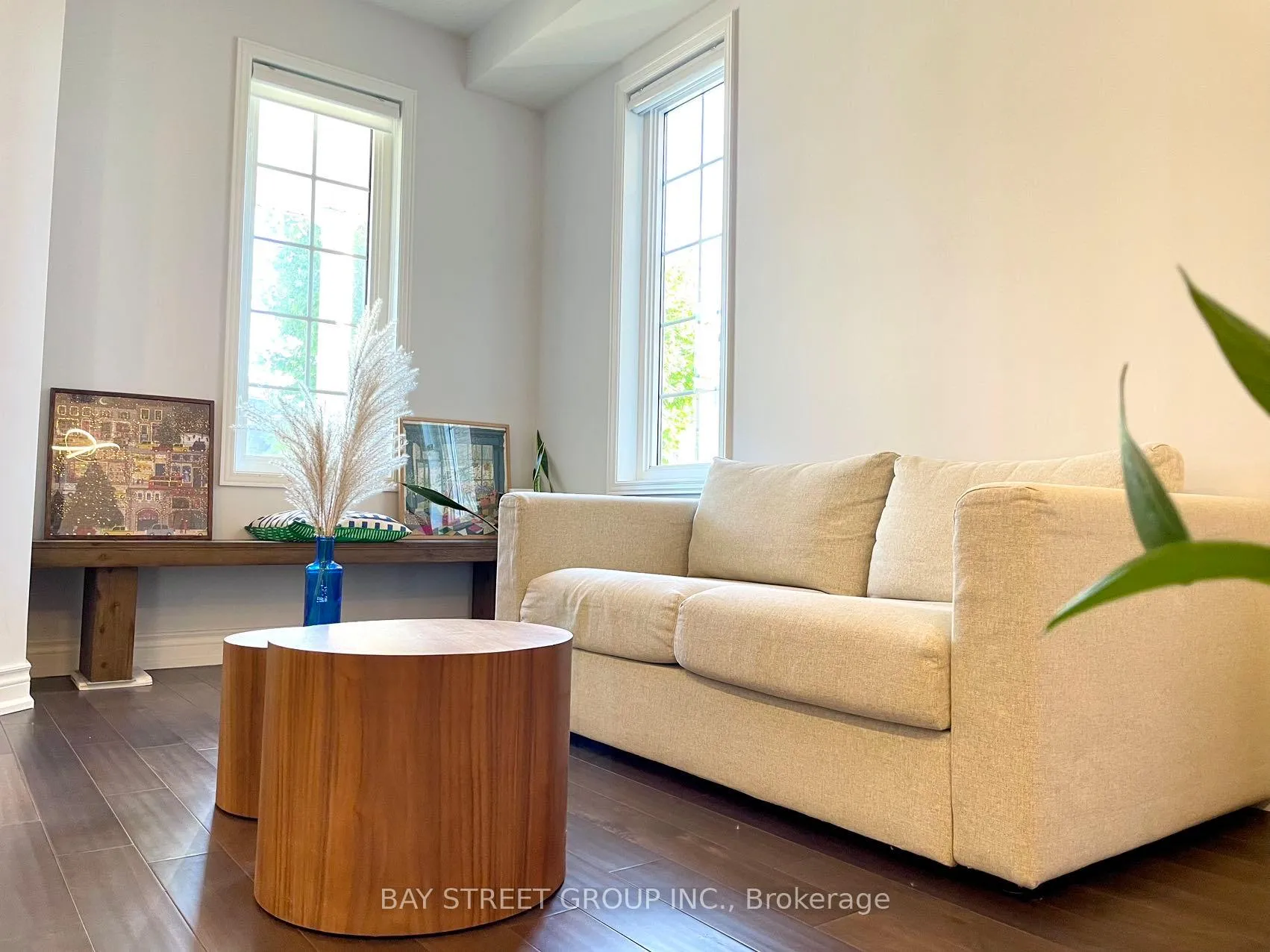 Photo 4 of 54 Castleglen Boulevard, Markham, Berczy — HOMEH