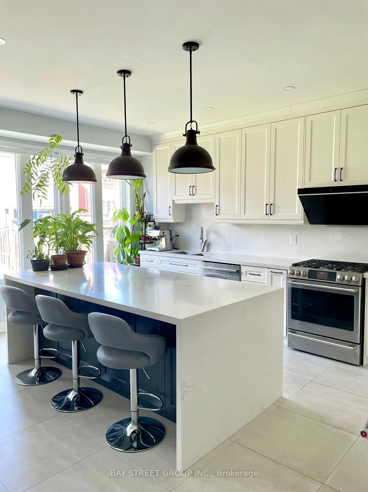 Photo 6 of 54 Castleglen Boulevard, Markham, Berczy — HOMEH