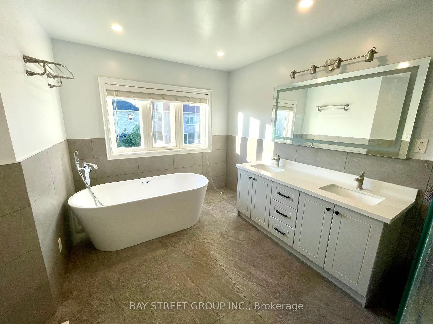 Photo 12 of 54 Castleglen Boulevard, Markham, Berczy — HOMEH