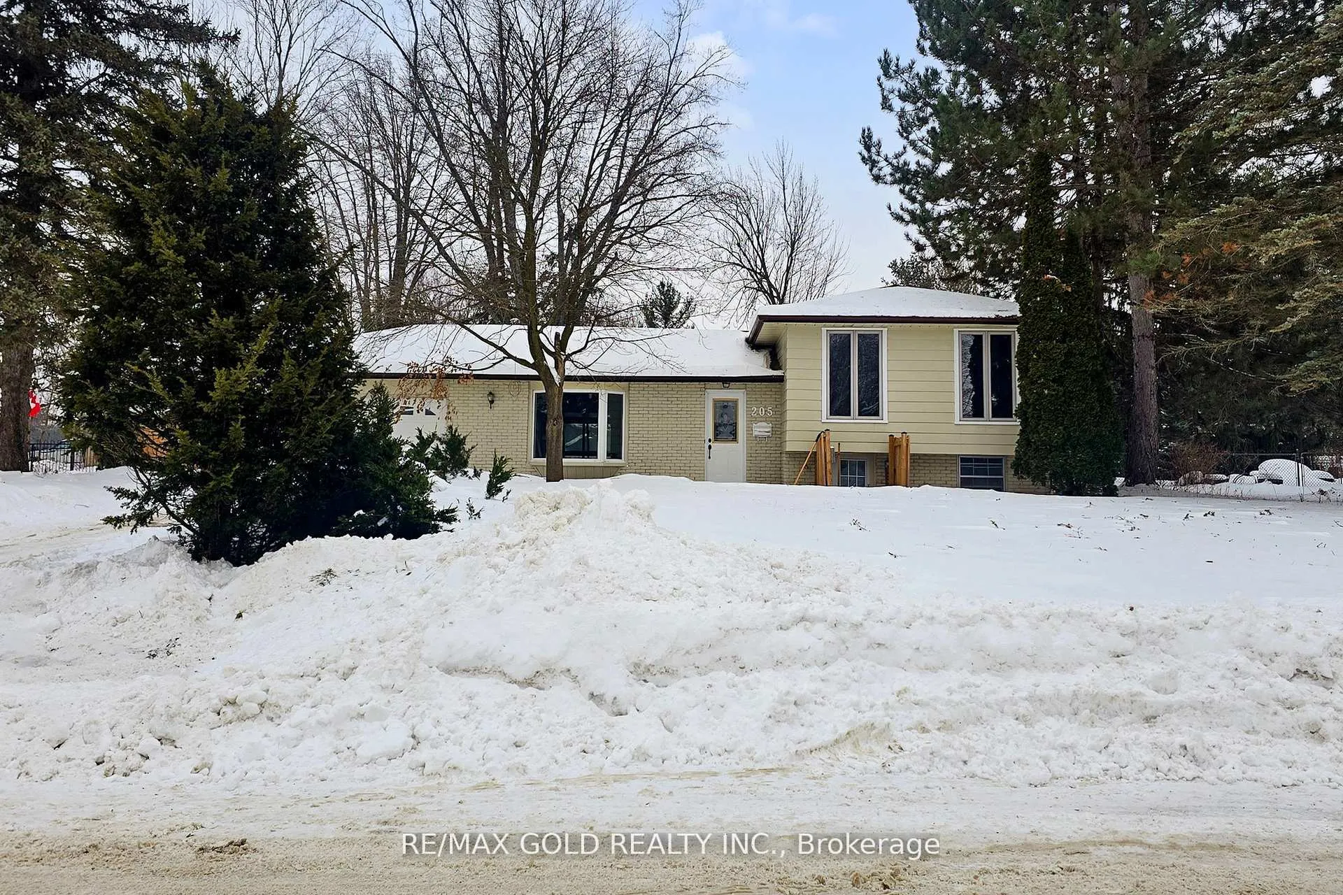 Photo 4 of Unit Main, 205 Cherry Court, Barrie, Bayshore — HOMEH