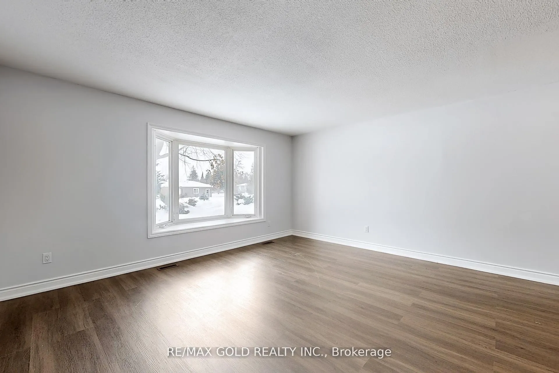 Photo 5 of Unit Main, 205 Cherry Court, Barrie, Bayshore — HOMEH
