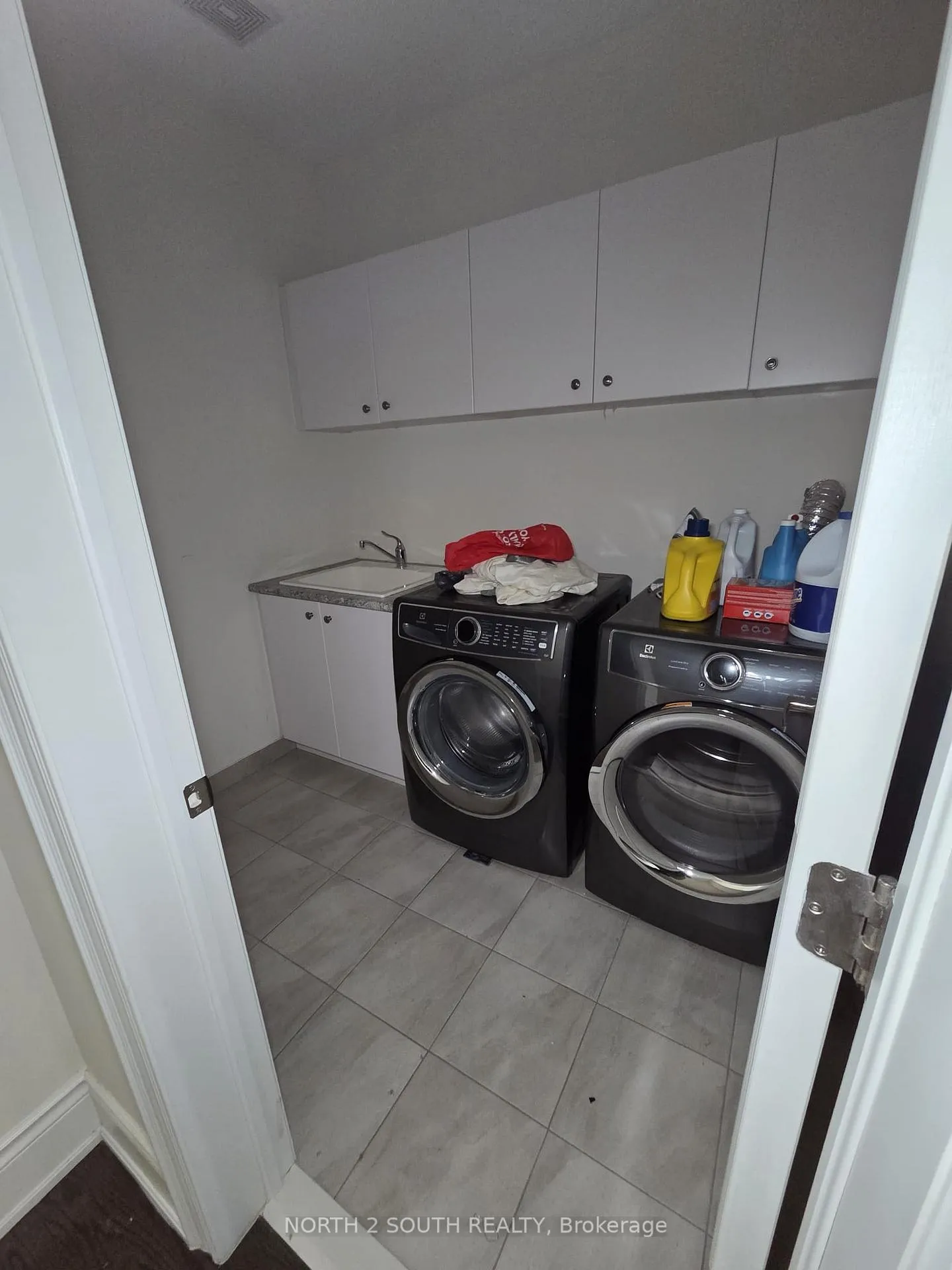 Photo 10 of Unit Upper, 34 Straw Cutter Gate, Vaughan, Patterson — HOMEH