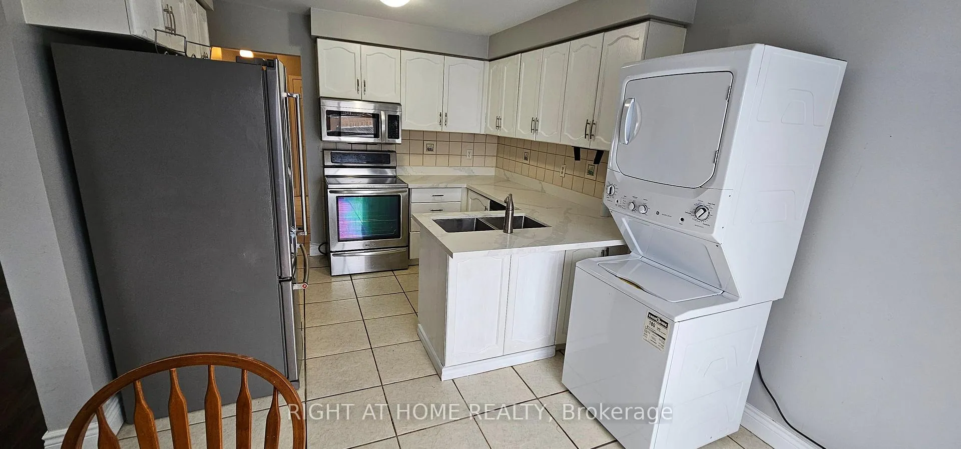Photo 5 of Unit Main, 189 Timberlane Drive, Brampton, Fletcher's Creek South — HOMEH