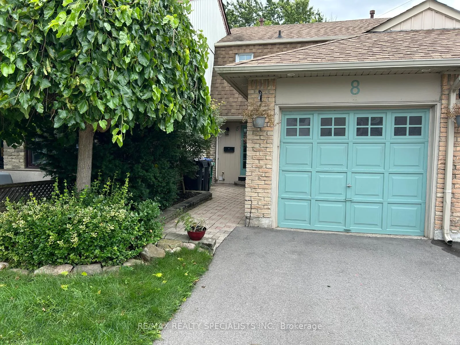 Front of 8 Pontiac Court