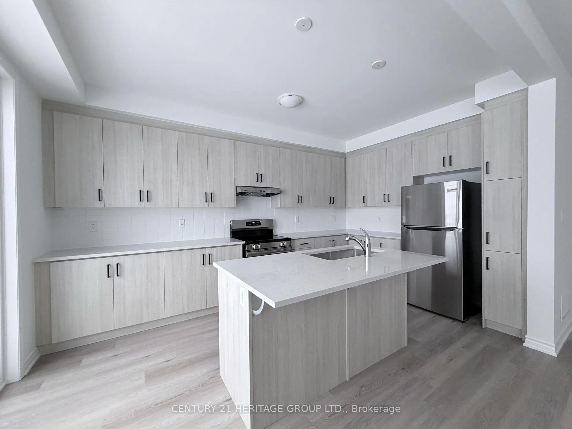 Photo 2 of 94 Vinewood Crescent, Barrie, Rural Barrie Southeast — HOMEH