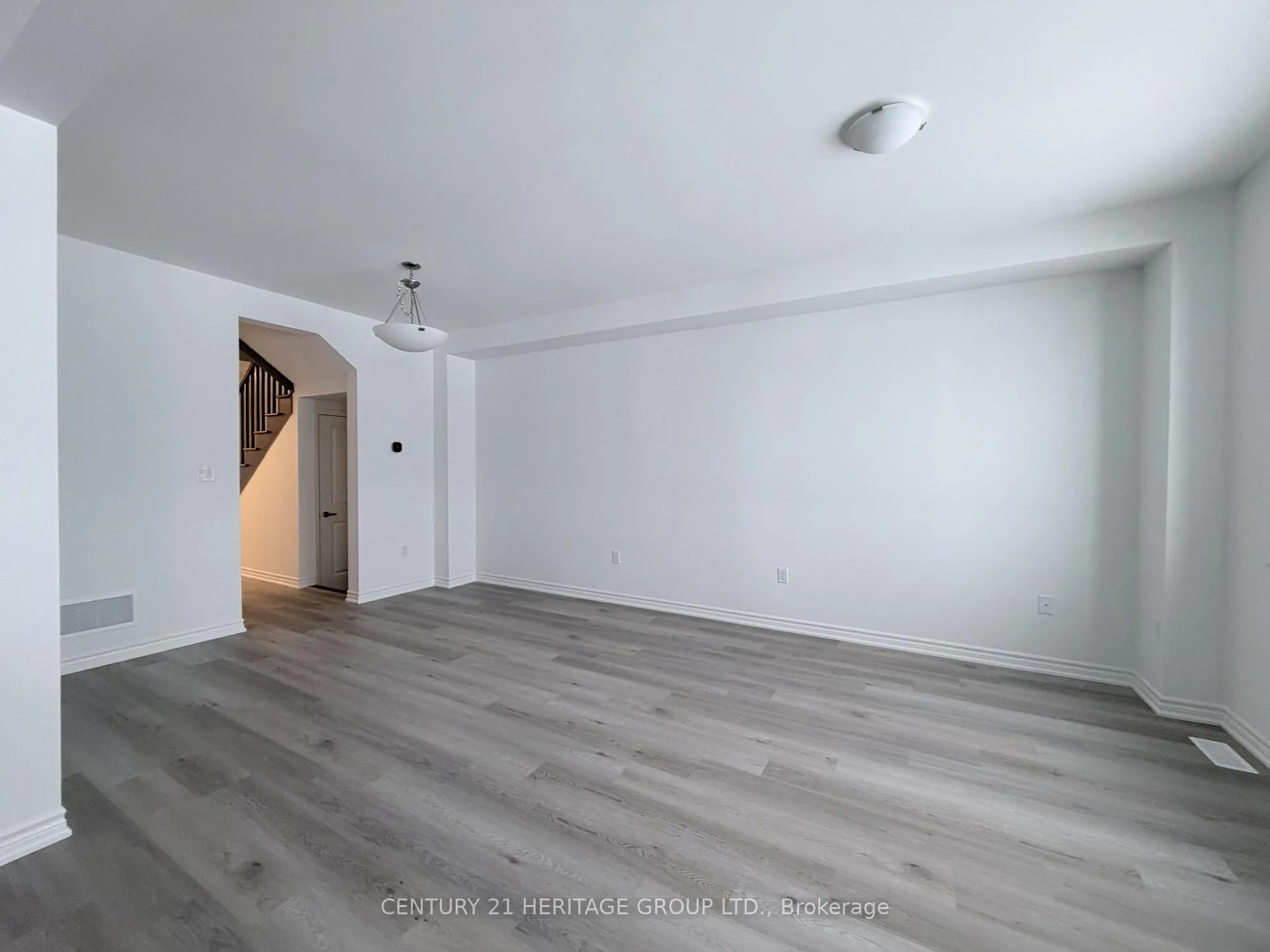 Photo 3 of 94 Vinewood Crescent, Barrie, Rural Barrie Southeast — HOMEH