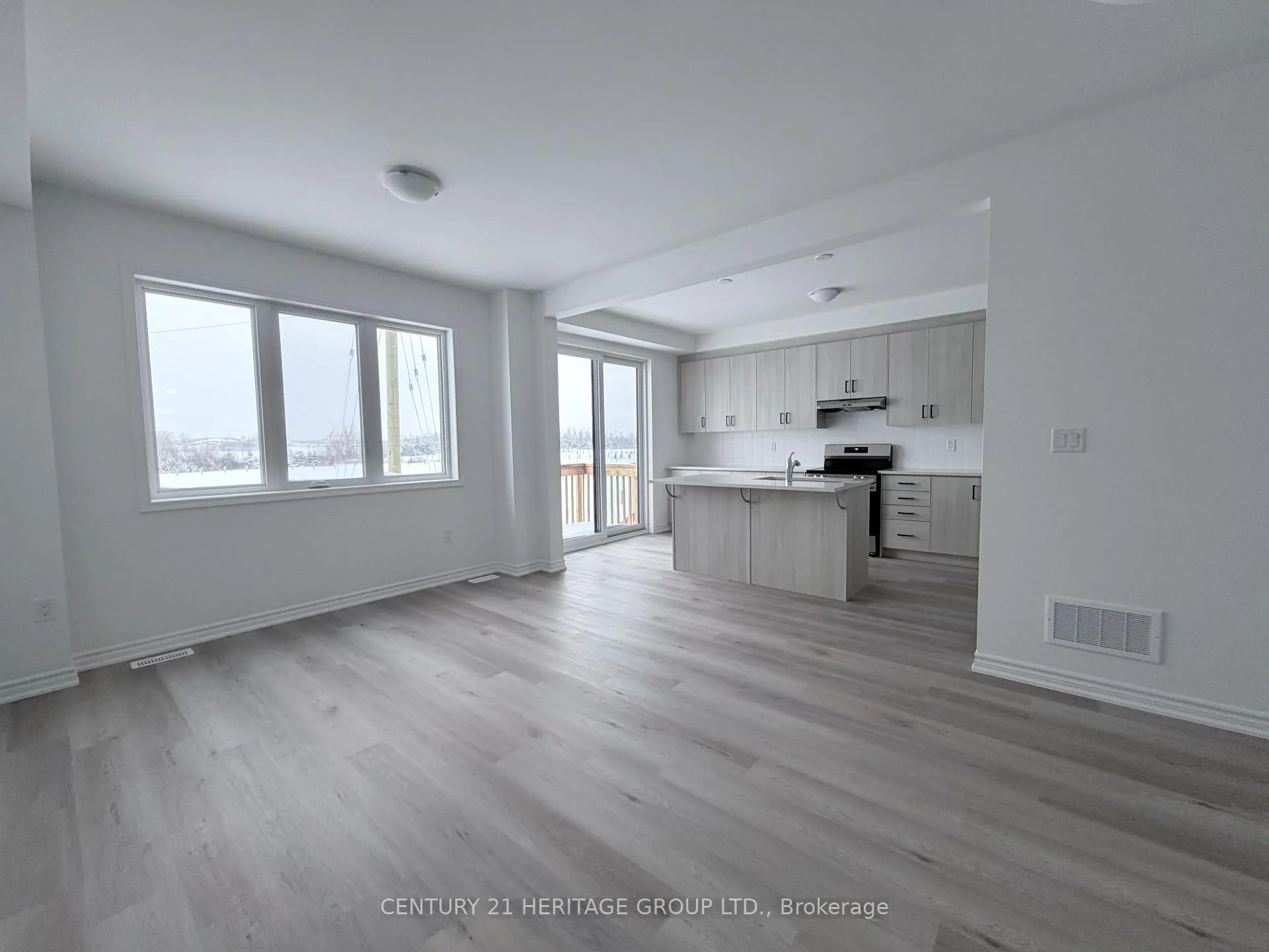 Photo 4 of 94 Vinewood Crescent, Barrie, Rural Barrie Southeast — HOMEH
