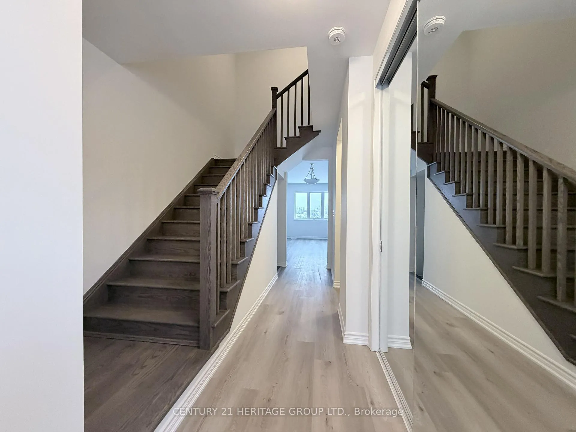 Photo 5 of 94 Vinewood Crescent, Barrie, Rural Barrie Southeast — HOMEH