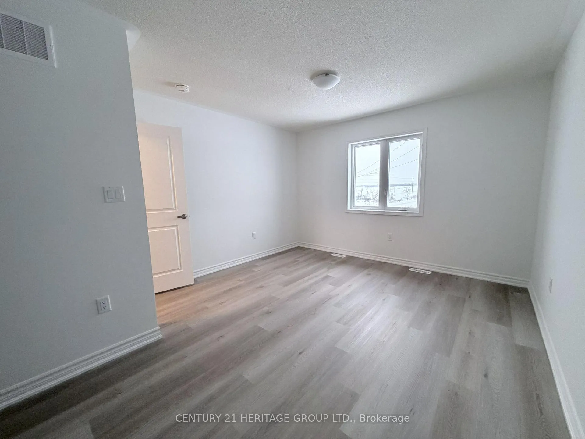 Photo 6 of 94 Vinewood Crescent, Barrie, Rural Barrie Southeast — HOMEH