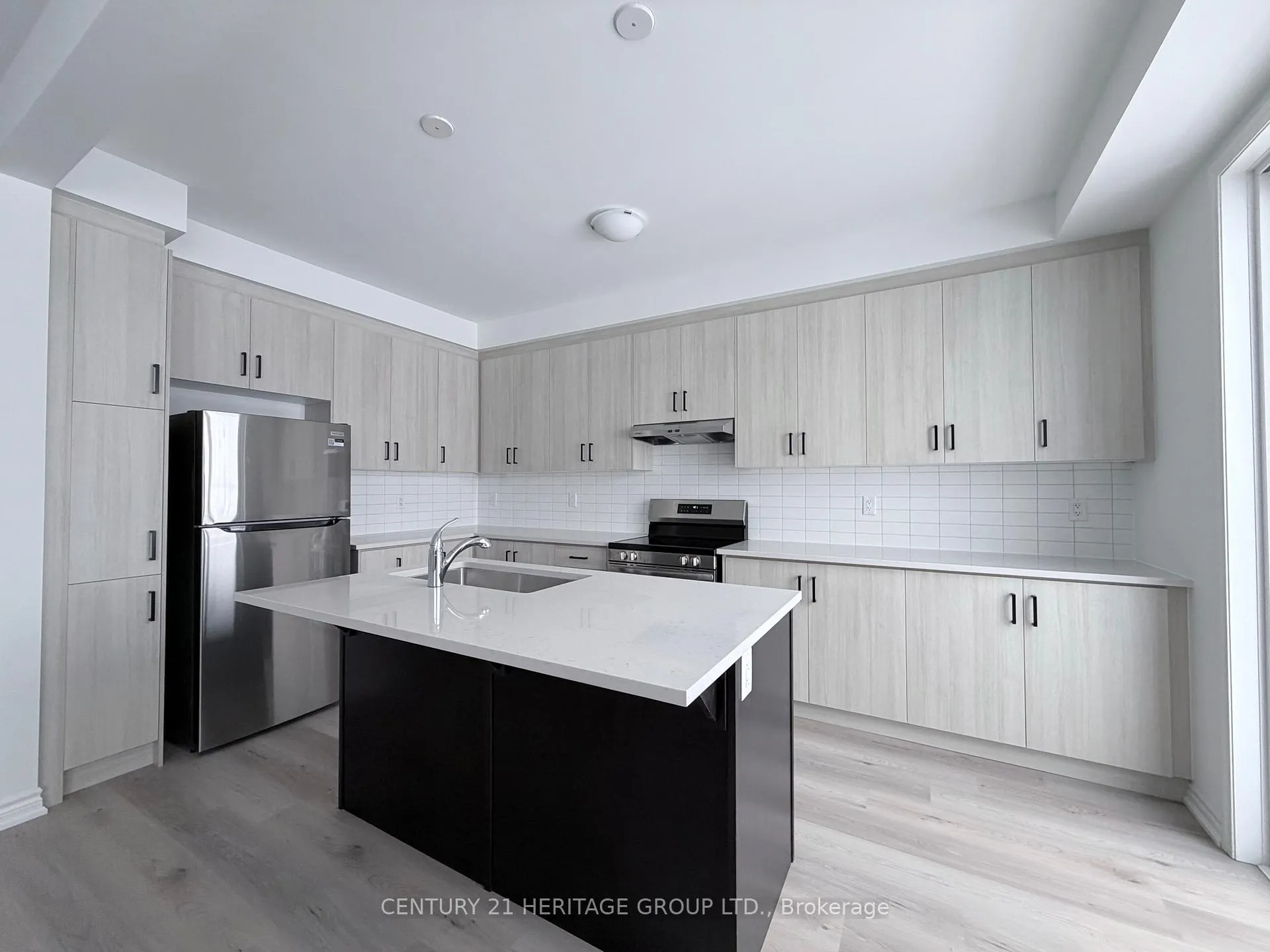 Photo 2 of 92 Vinewood Crescent, Barrie, Rural Barrie Southeast — HOMEH