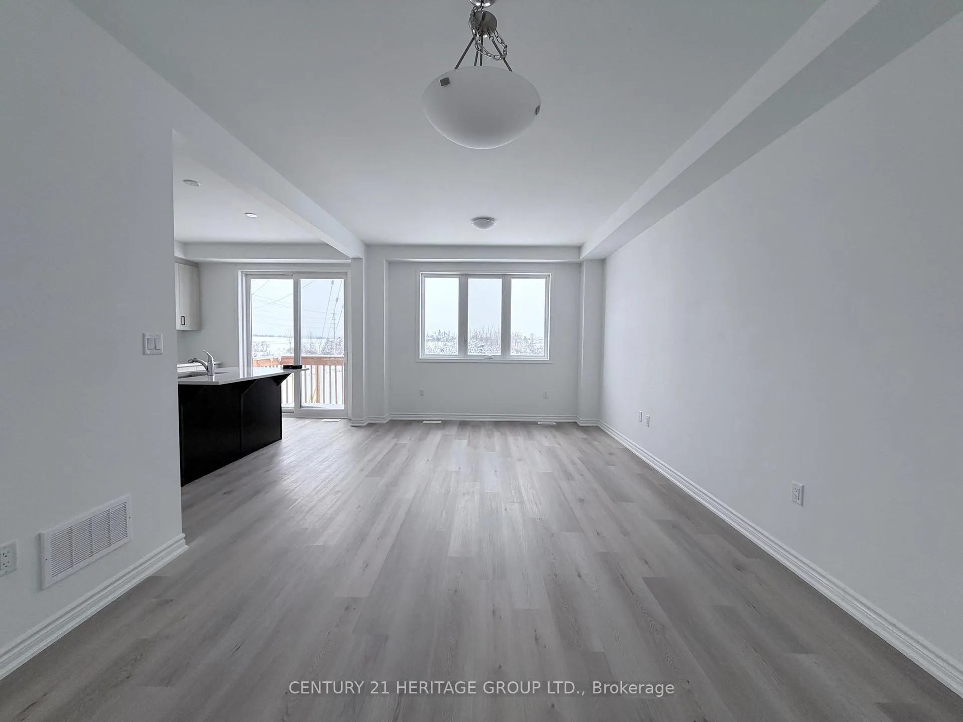 Photo 3 of 92 Vinewood Crescent, Barrie, Rural Barrie Southeast — HOMEH