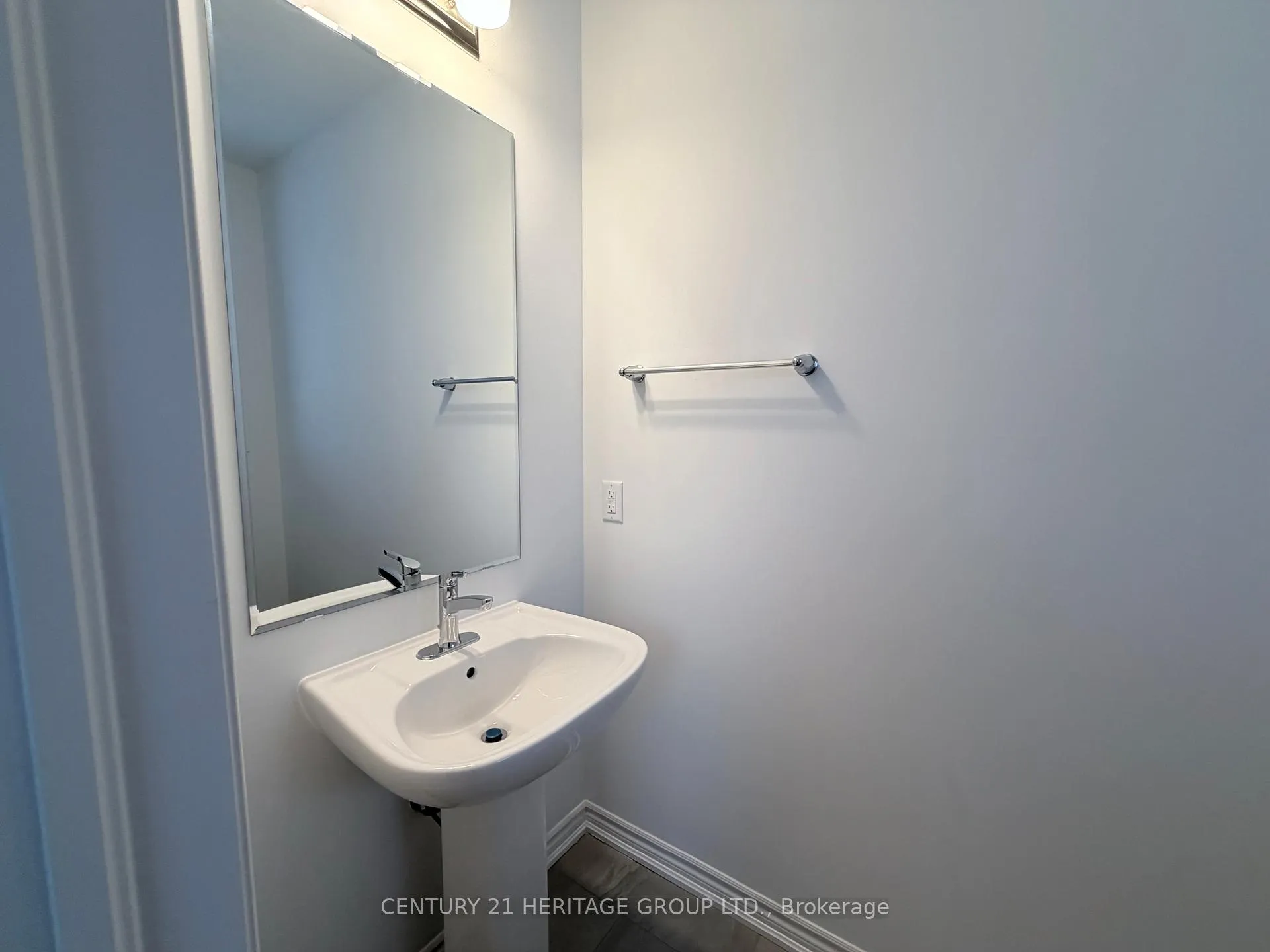 Photo 4 of 92 Vinewood Crescent, Barrie, Rural Barrie Southeast — HOMEH