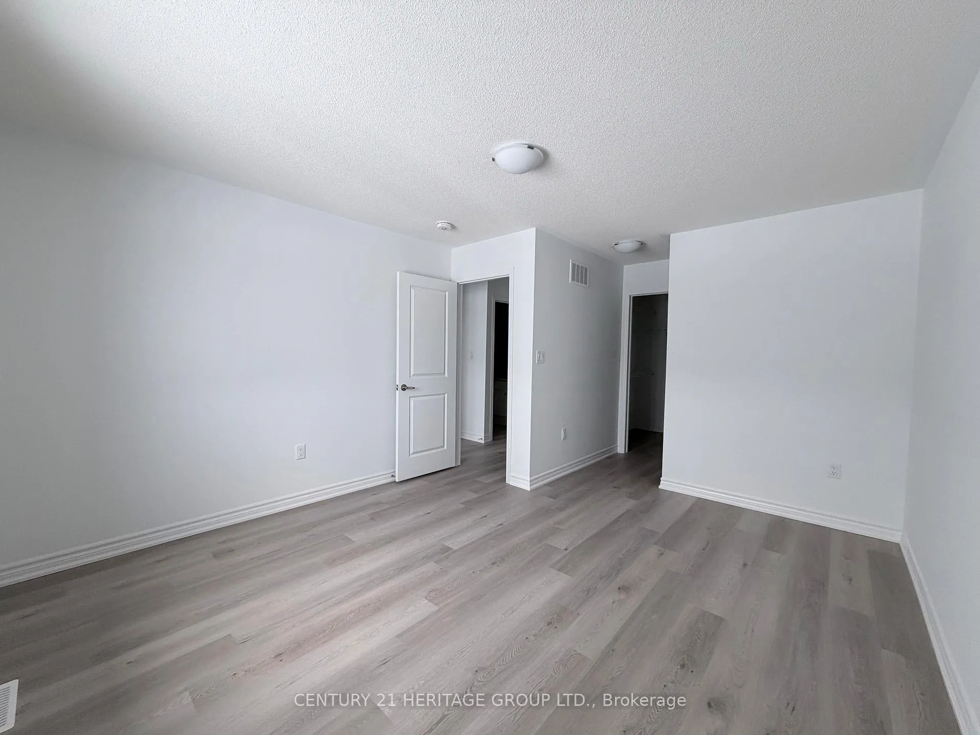 Photo 7 of 92 Vinewood Crescent, Barrie, Rural Barrie Southeast — HOMEH