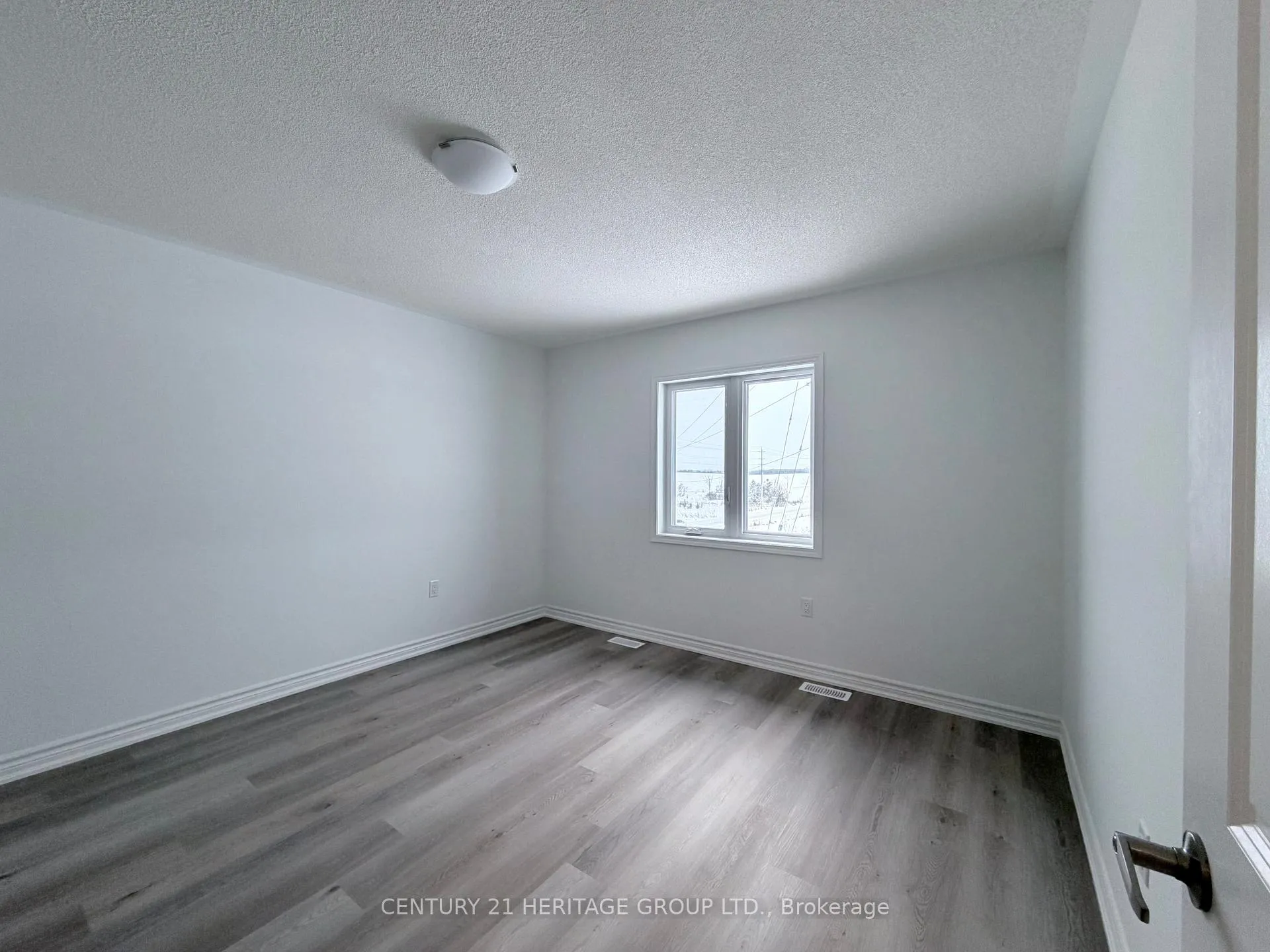 Photo 8 of 92 Vinewood Crescent, Barrie, Rural Barrie Southeast — HOMEH