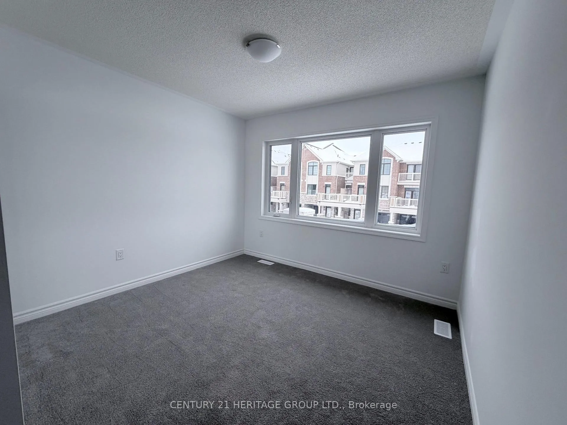 Photo 11 of 92 Vinewood Crescent, Barrie, Rural Barrie Southeast — HOMEH