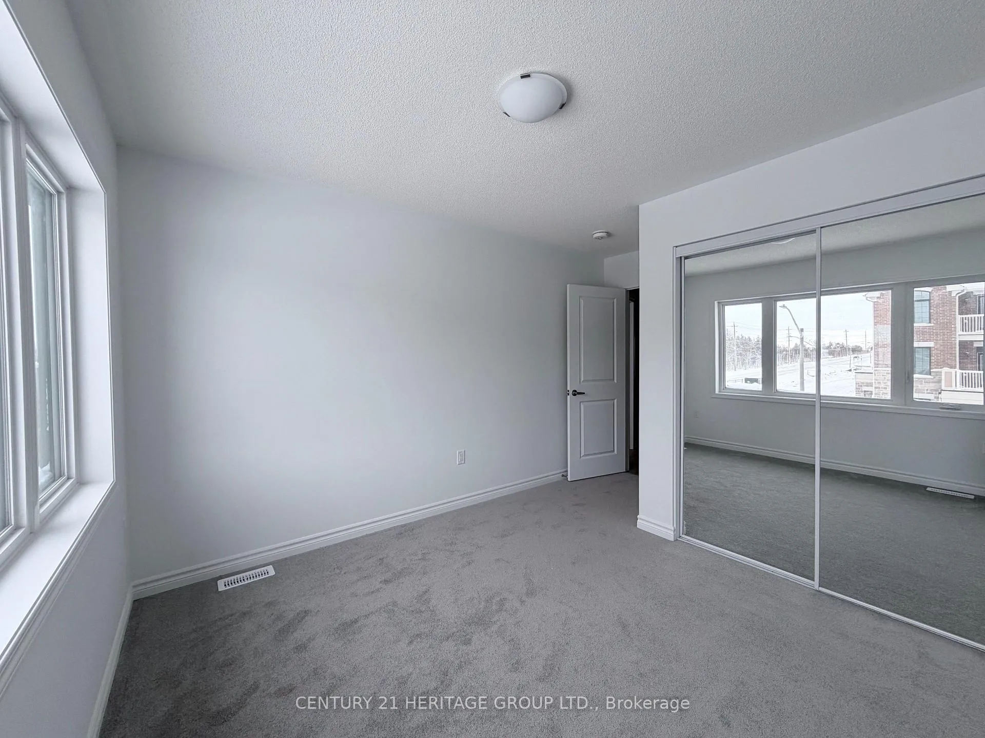 Photo 12 of 92 Vinewood Crescent, Barrie, Rural Barrie Southeast — HOMEH