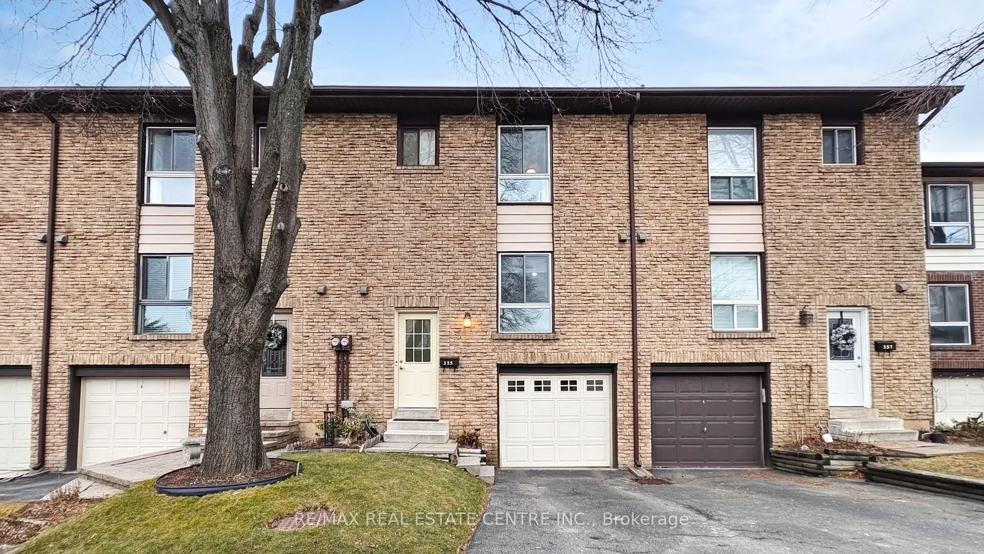 Front of 355 Ontario Street N