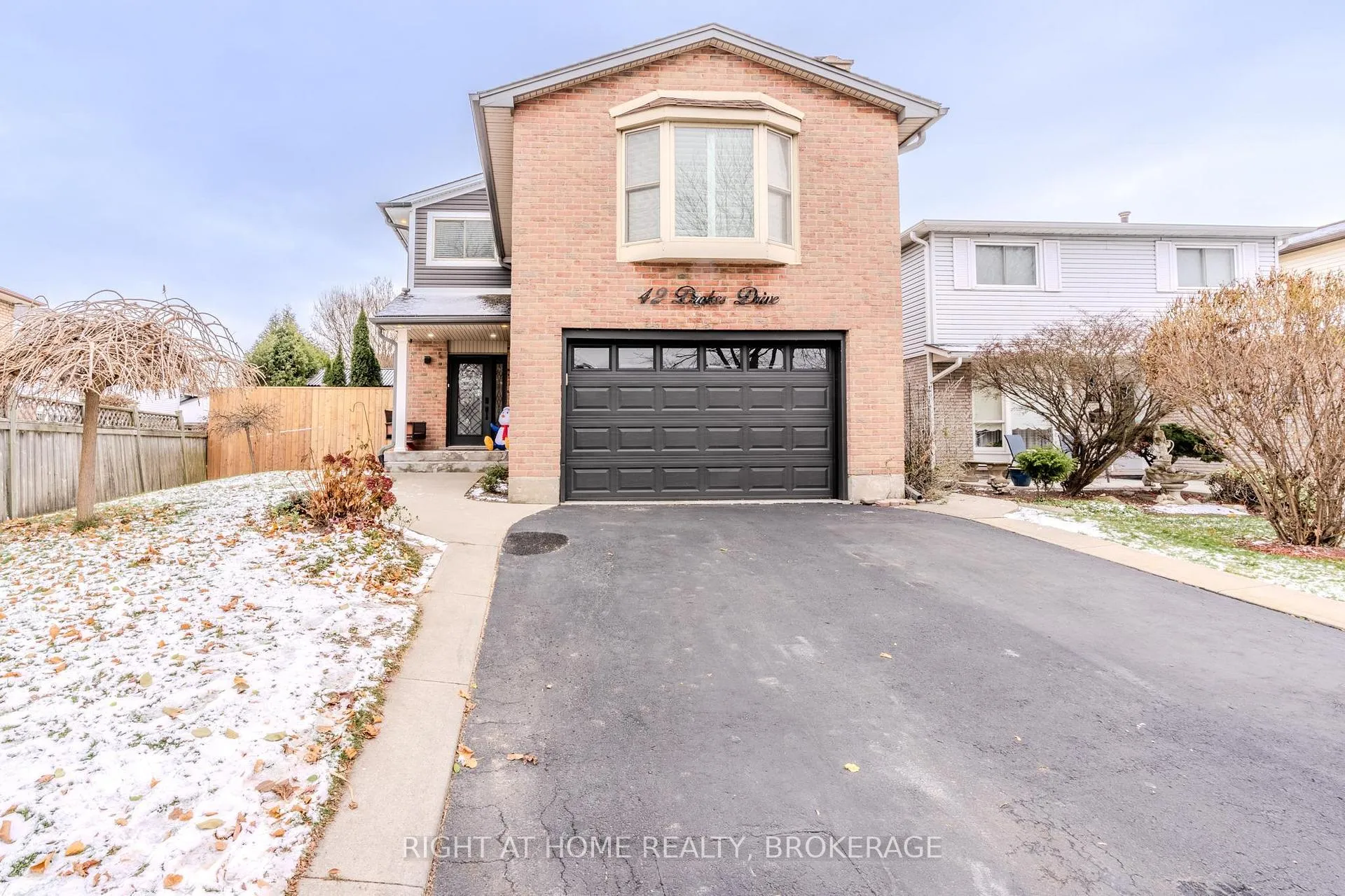 Photo 1 of 42 Drakes Drive, Hamilton, Stoney Creek — HOMEH