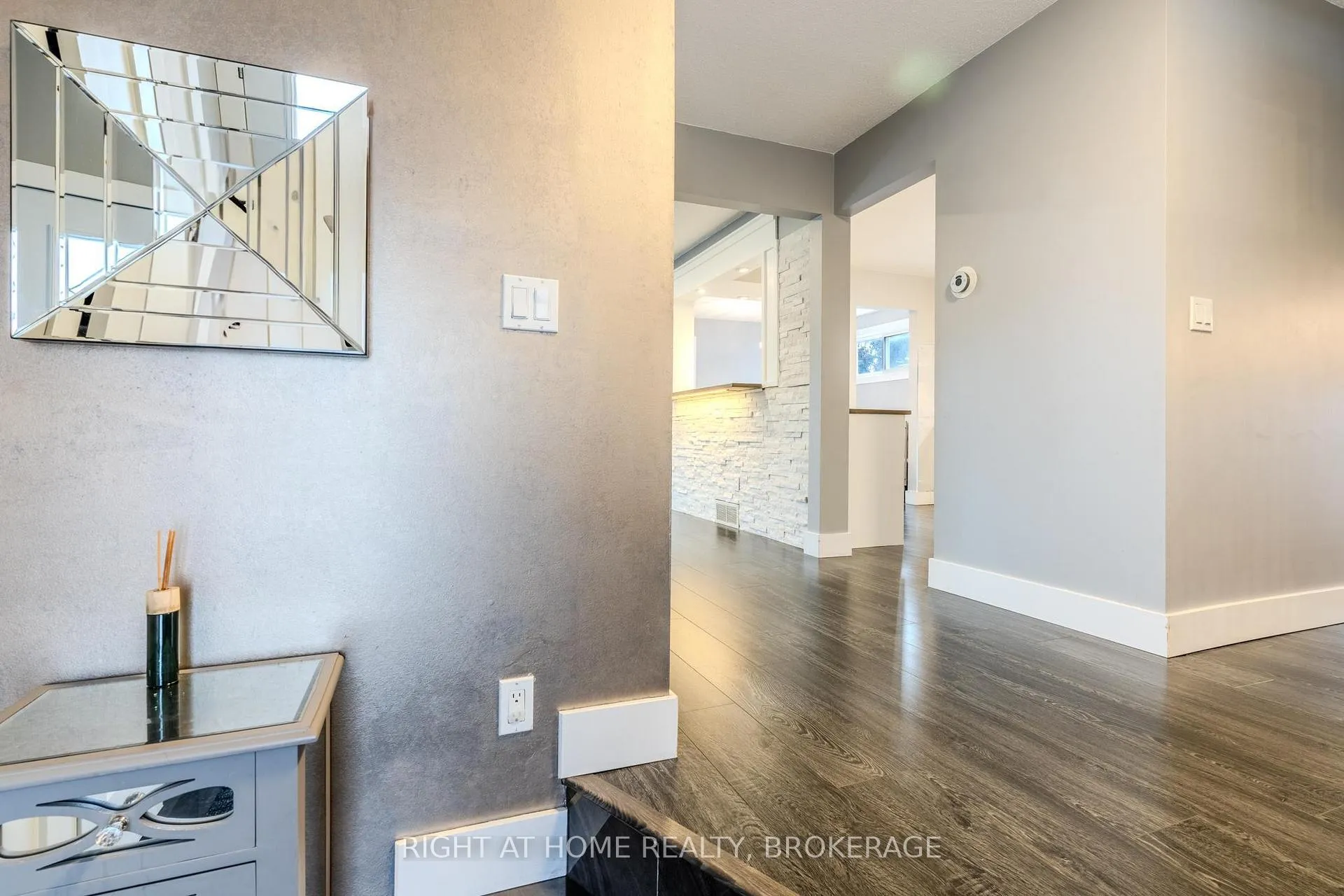 Photo 4 of 42 Drakes Drive, Hamilton, Stoney Creek — HOMEH
