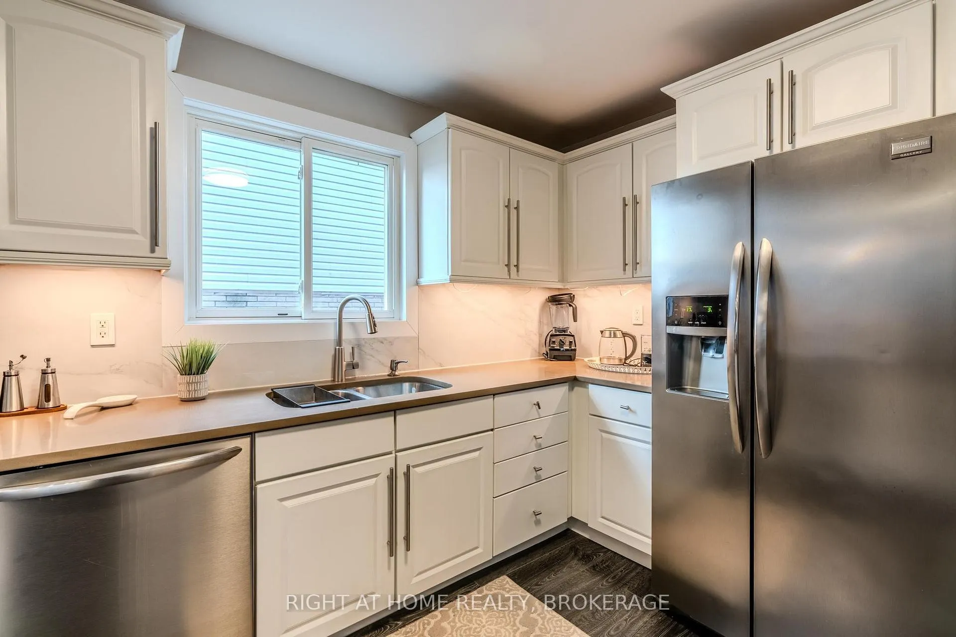 Photo 11 of 42 Drakes Drive, Hamilton, Stoney Creek — HOMEH
