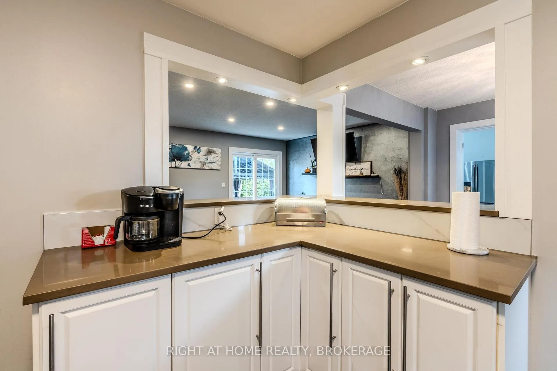 Photo 12 of 42 Drakes Drive, Hamilton, Stoney Creek — HOMEH