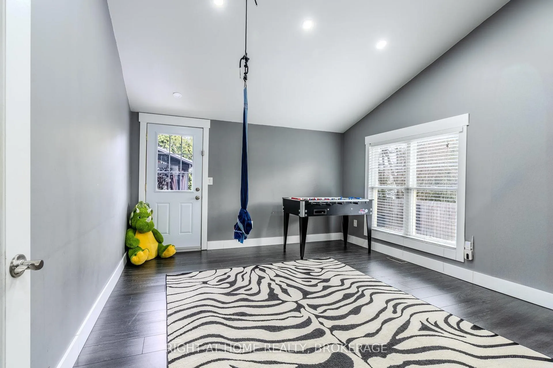 Photo 17 of 42 Drakes Drive, Hamilton, Stoney Creek — HOMEH