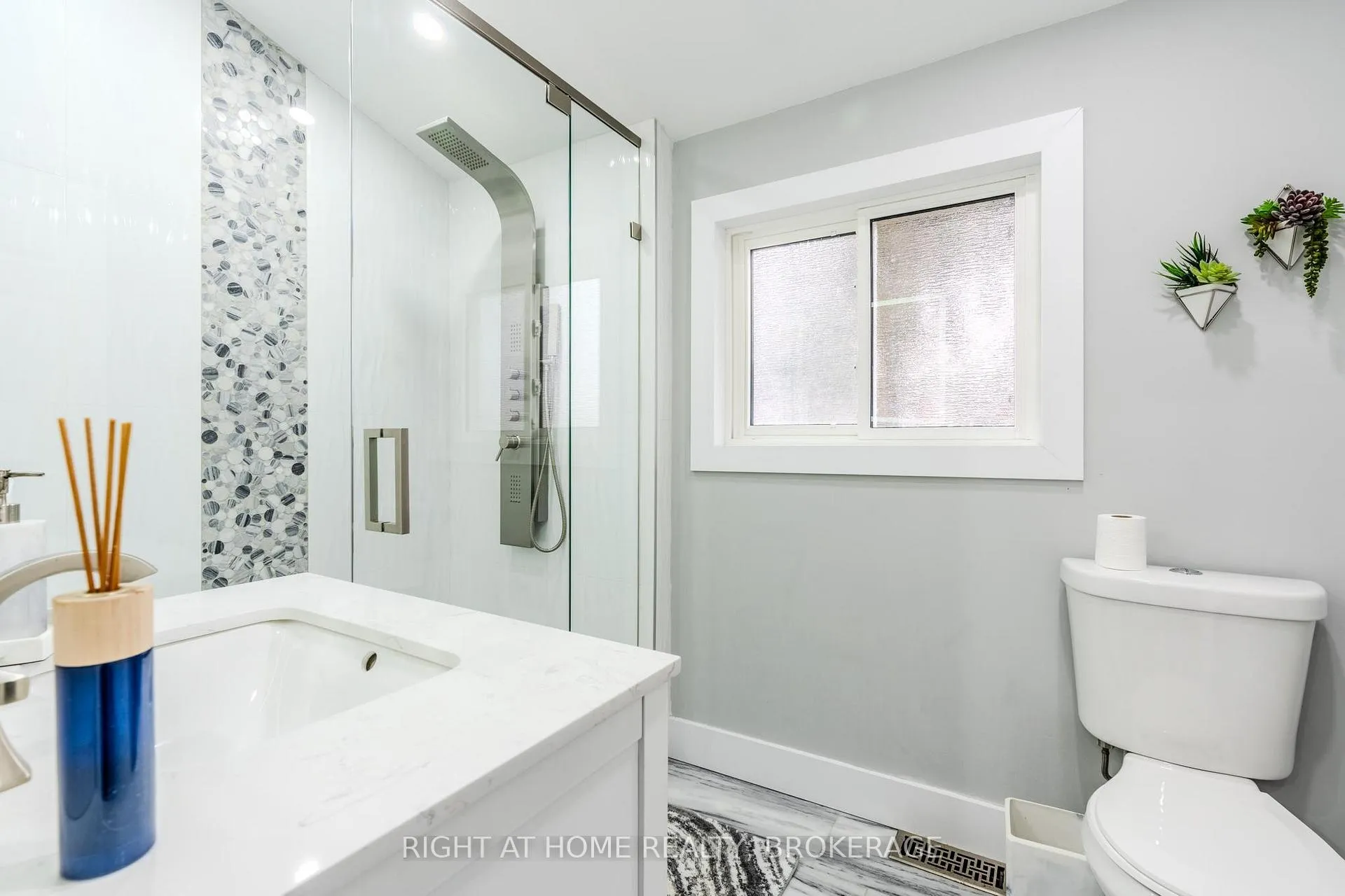 Photo 18 of 42 Drakes Drive, Hamilton, Stoney Creek — HOMEH