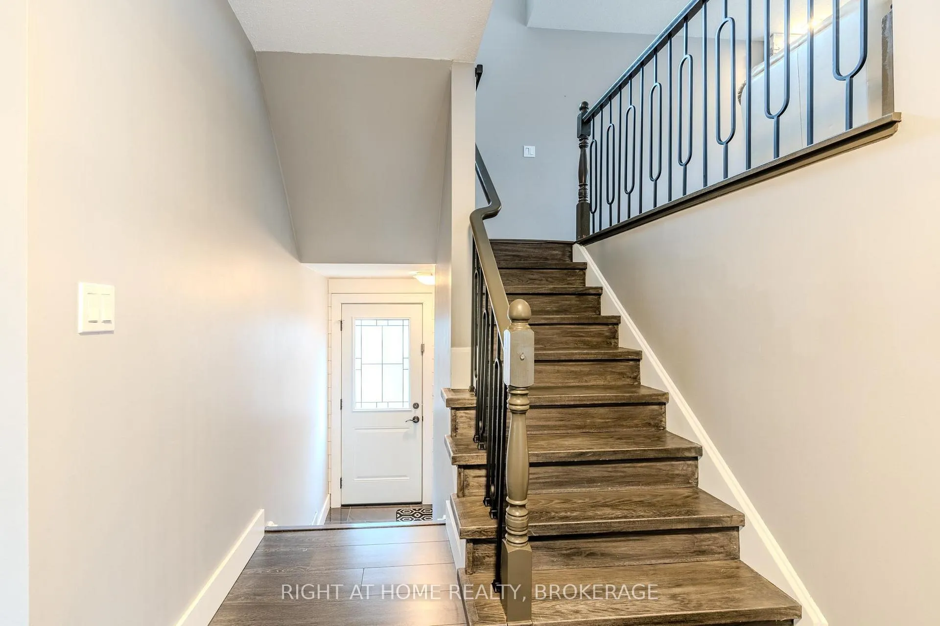 Photo 19 of 42 Drakes Drive, Hamilton, Stoney Creek — HOMEH