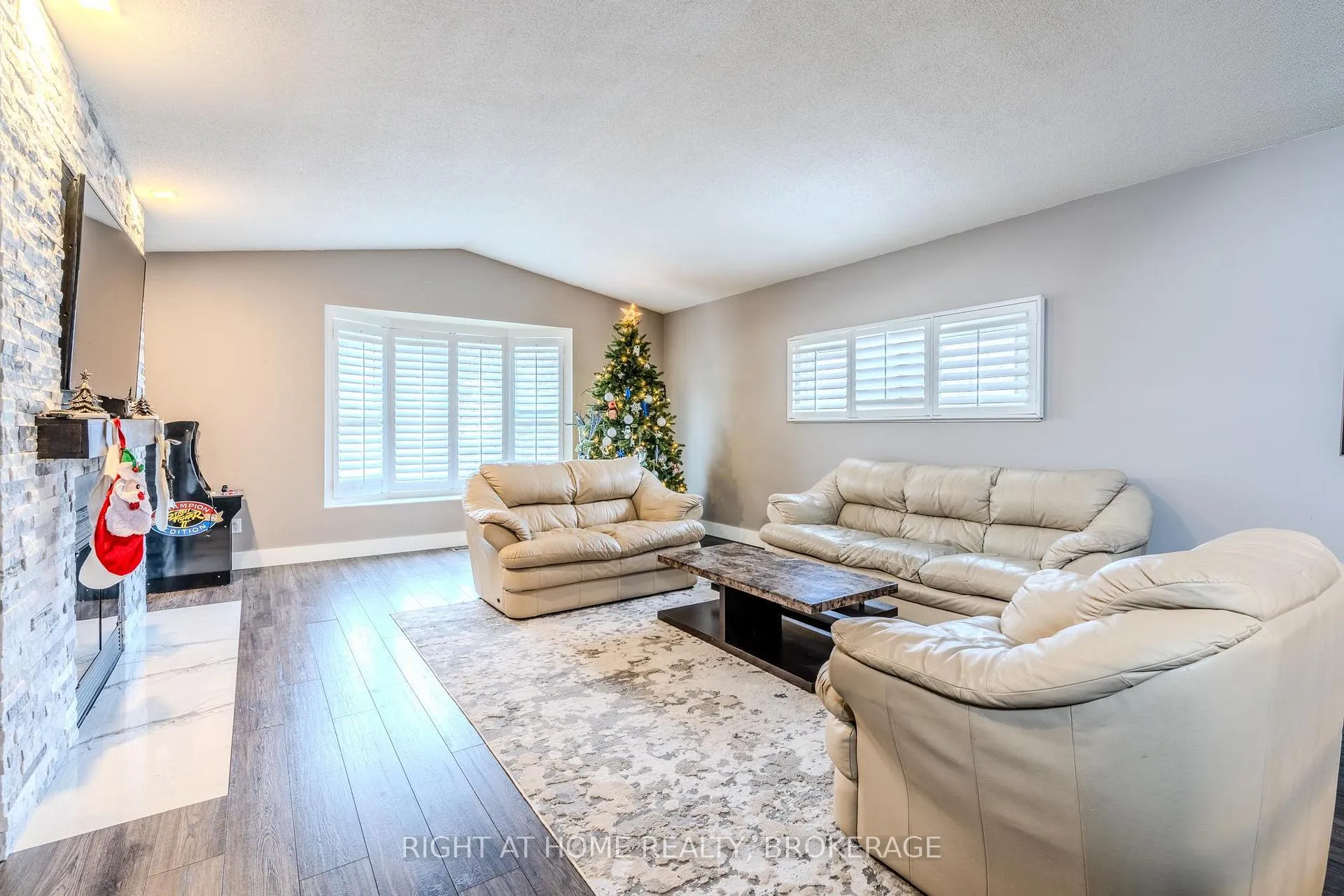 Photo 20 of 42 Drakes Drive, Hamilton, Stoney Creek — HOMEH