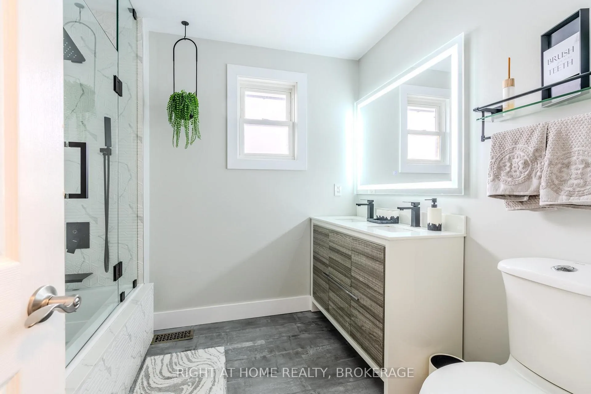 Photo 23 of 42 Drakes Drive, Hamilton, Stoney Creek — HOMEH