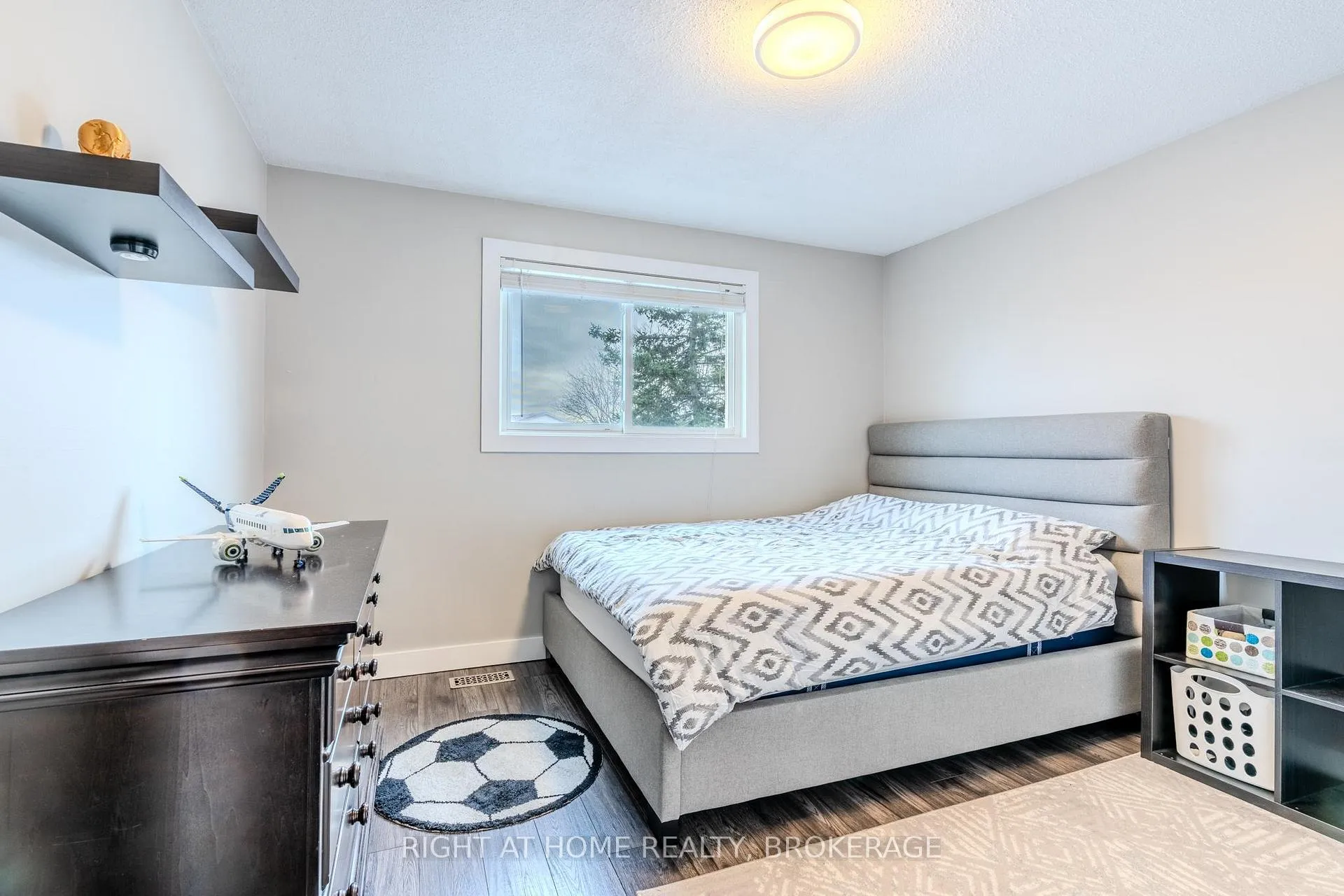 Photo 26 of 42 Drakes Drive, Hamilton, Stoney Creek — HOMEH