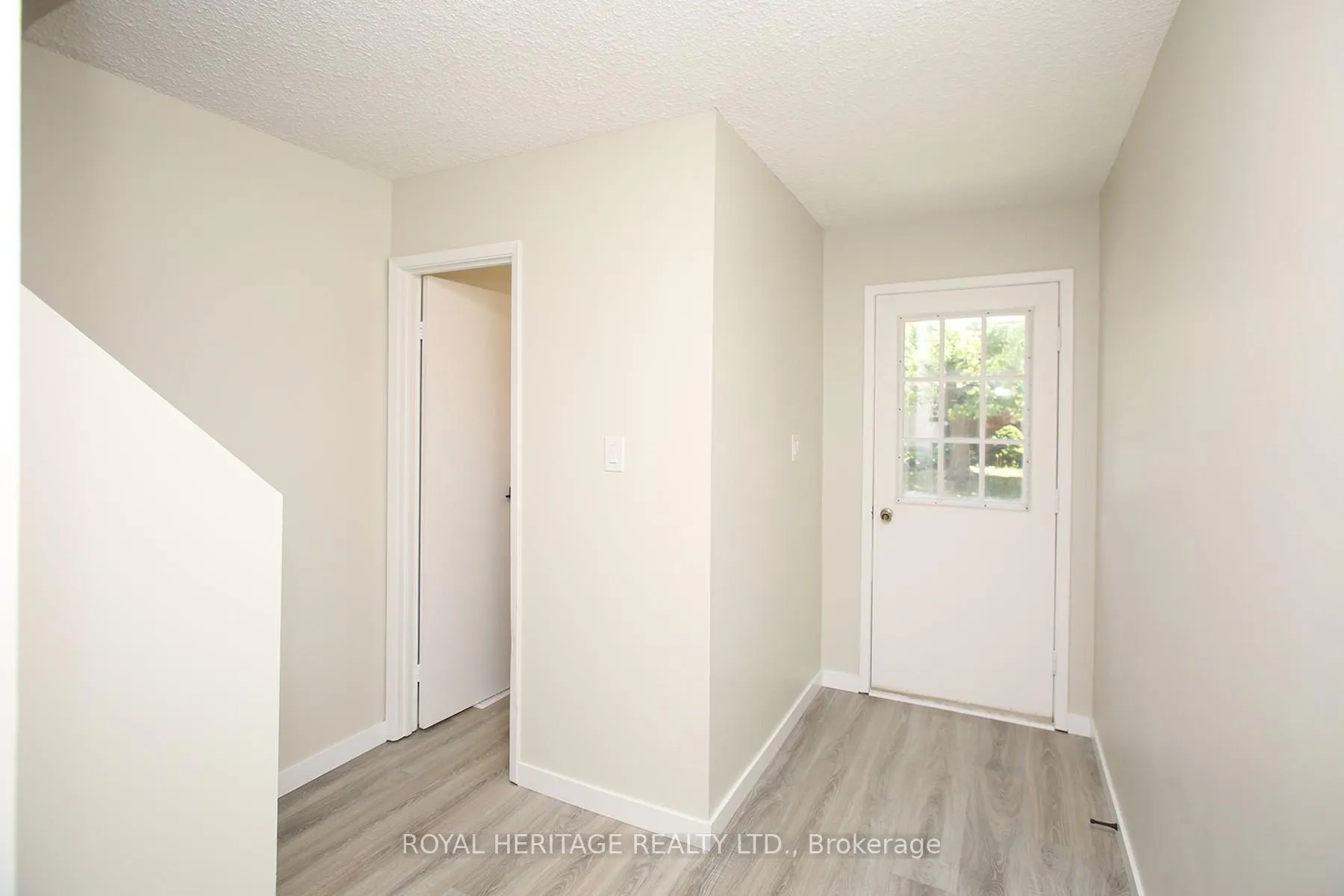 Photo 13 of 27 Parker Crescent, Ajax, South East — HOMEH