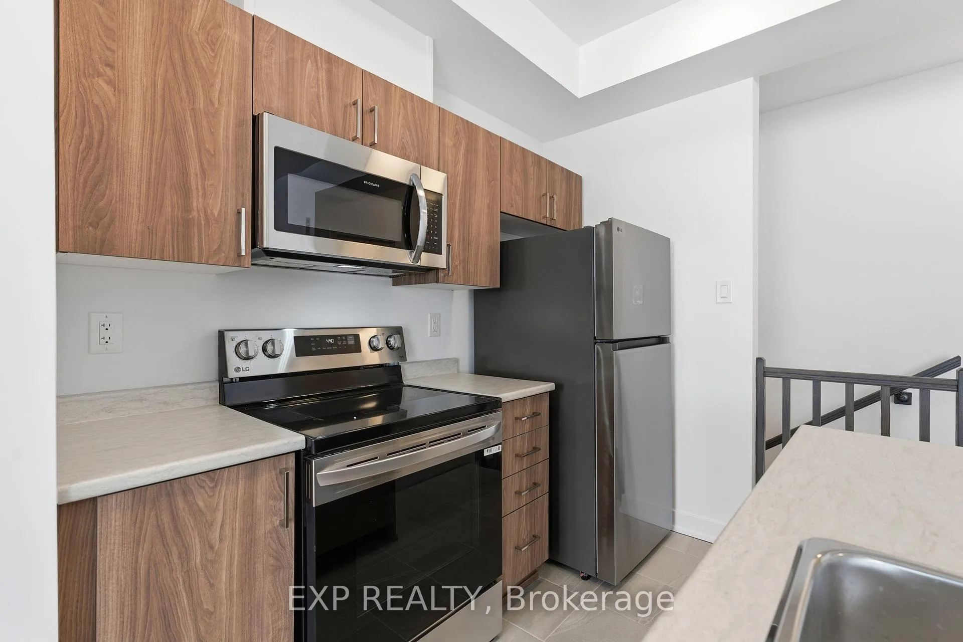 Photo 6 of 1007 Silhouette Private, Ottawa, Barrhaven - Cedargrove/Fraserdale — HOMEH