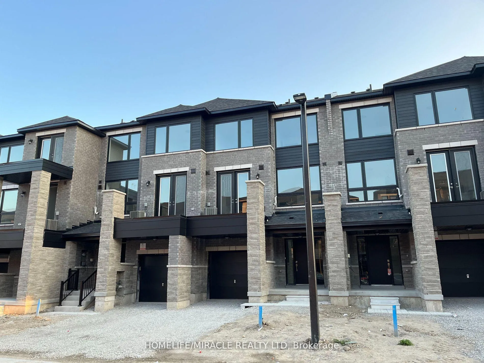 Photo 1 of 42 Spry Lane, Barrie, Innis-Shore — HOMEH
