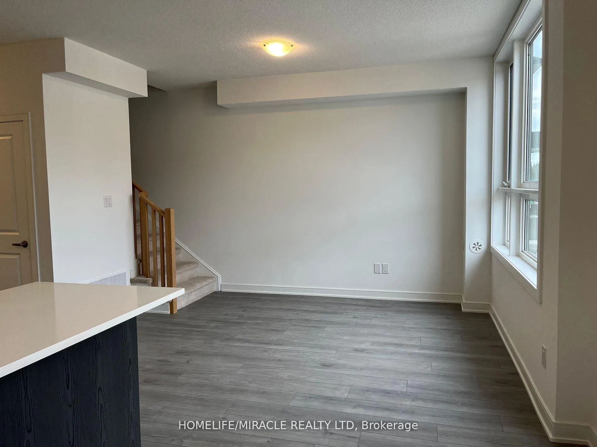 Photo 4 of 42 Spry Lane, Barrie, Innis-Shore — HOMEH
