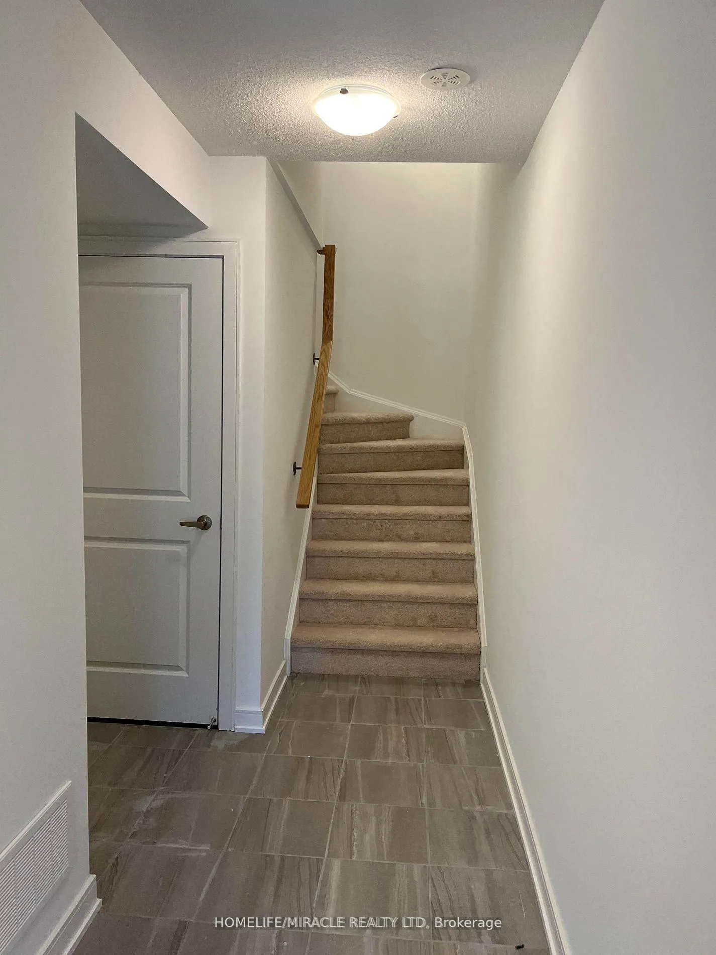 Photo 5 of 42 Spry Lane, Barrie, Innis-Shore — HOMEH