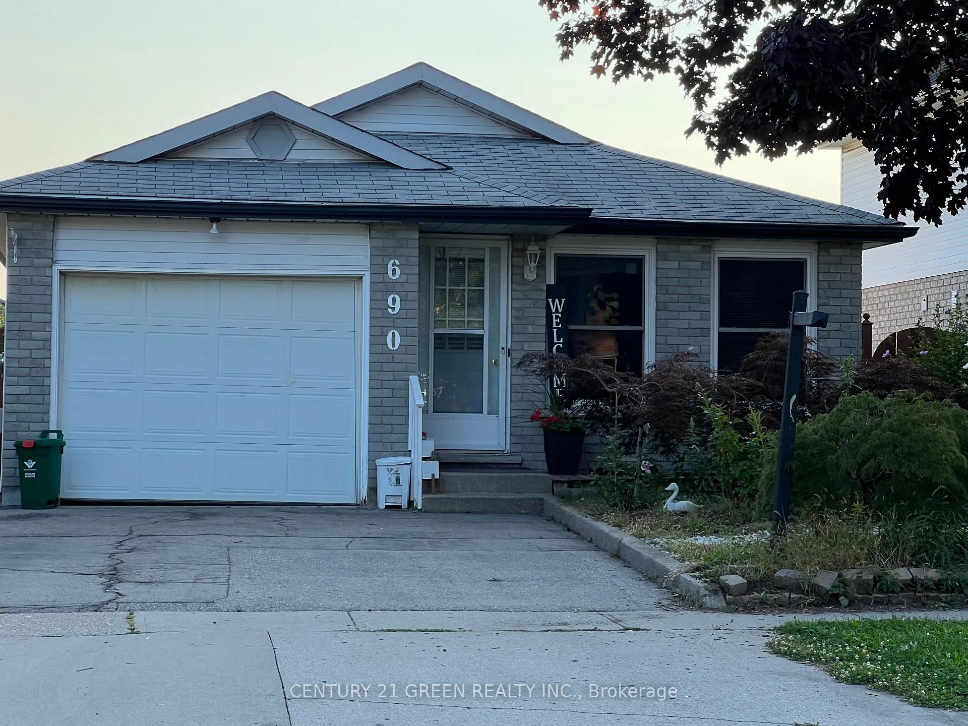 Front of Unit Main, 690 Elgin Street N