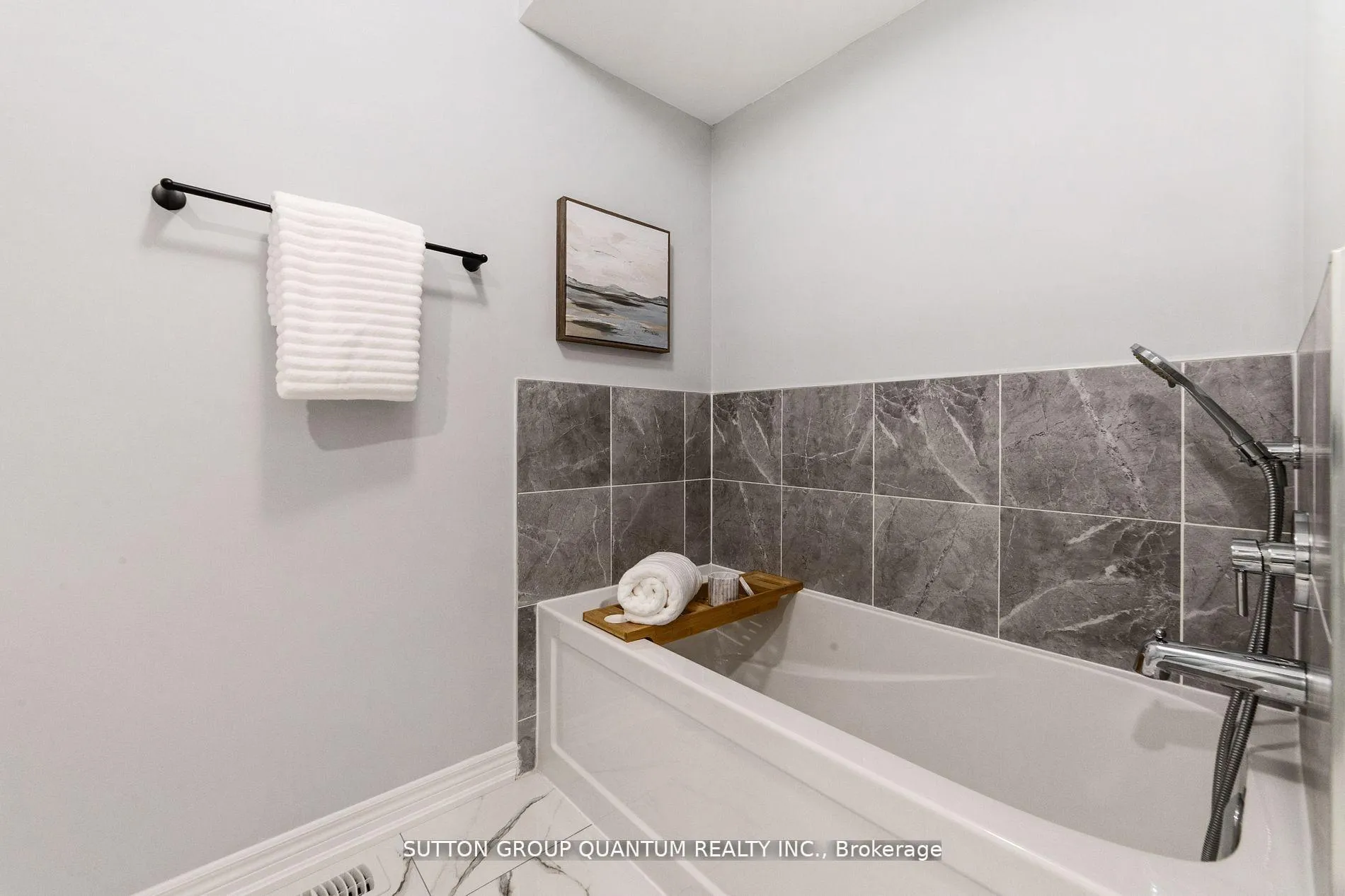 Photo 26 of 36 Bluestone Crescent, Brampton, Sandringham-Wellington — HOMEH