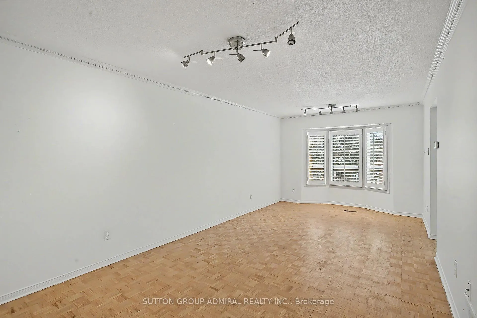 Photo 4 of 76 Beaumont Place, Vaughan, Uplands — HOMEH