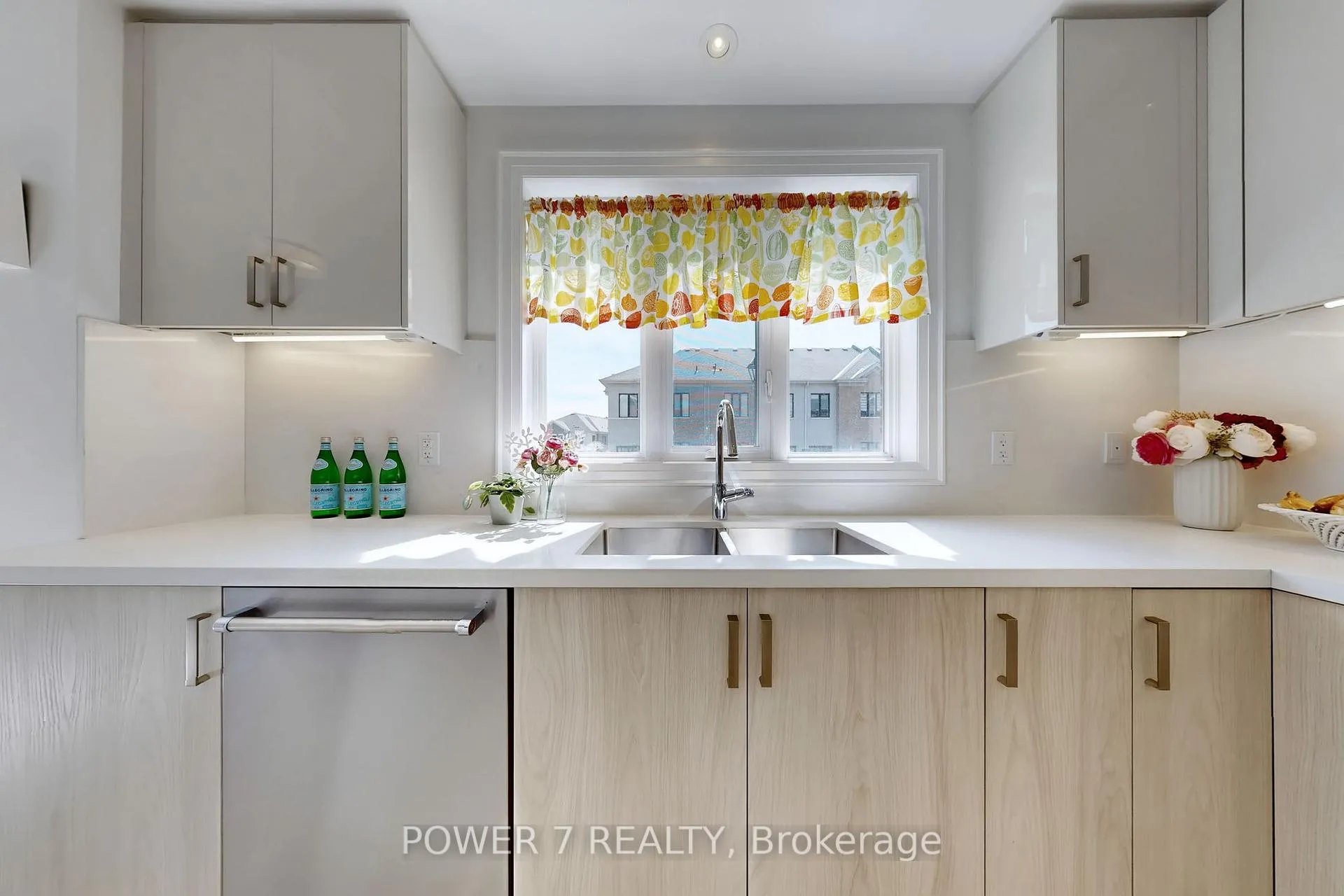 Photo 16 of 57 Gandhi Lane, Markham, Commerce Valley — HOMEH