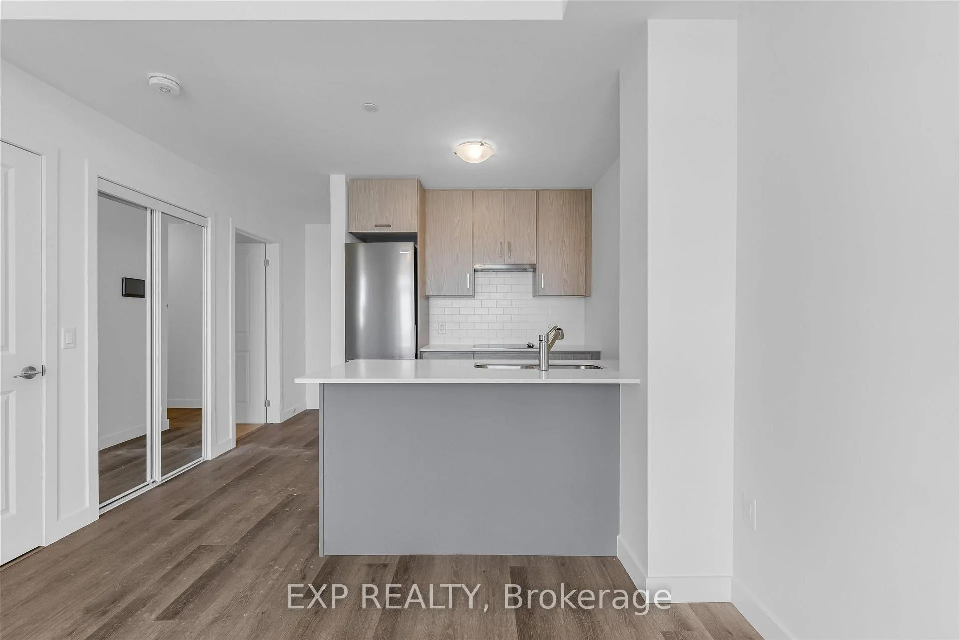 Photo 4 of Unit 906, 461 Green Rd, Hamilton, Lakeshore — HOMEH