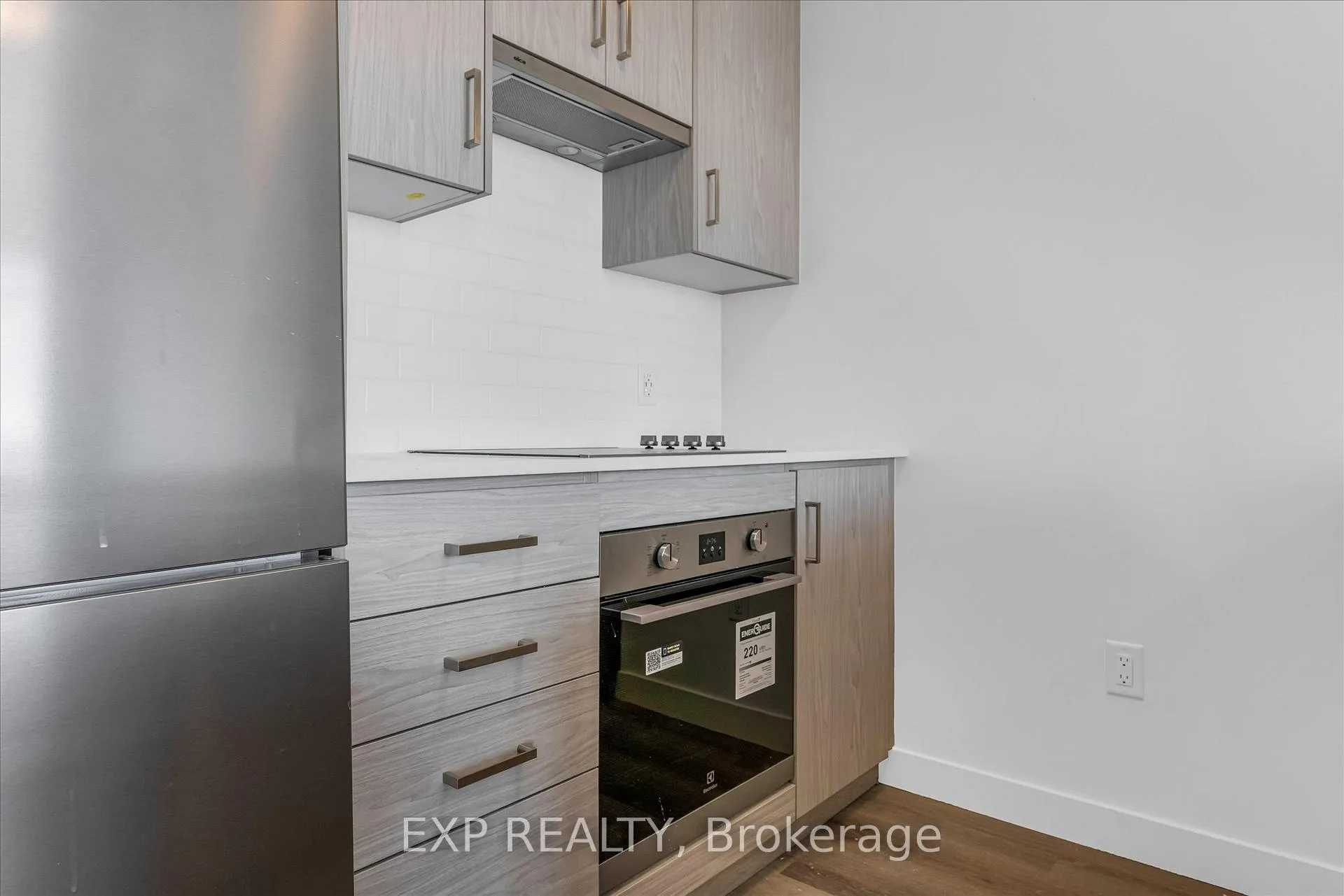 Photo 5 of Unit 906, 461 Green Rd, Hamilton, Lakeshore — HOMEH